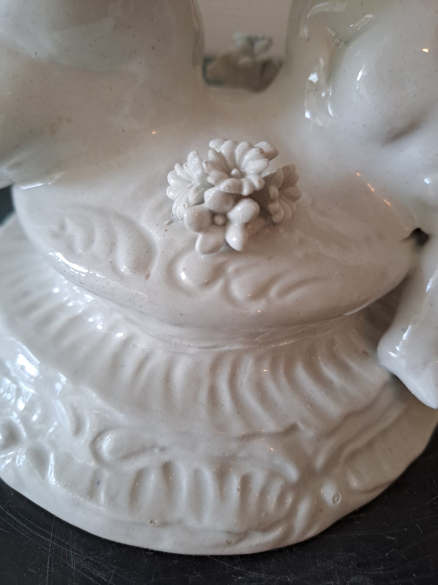 Chandelier Porcelaine Italienne.  Signé C. V. Cherubins/ Putti/ Anges.