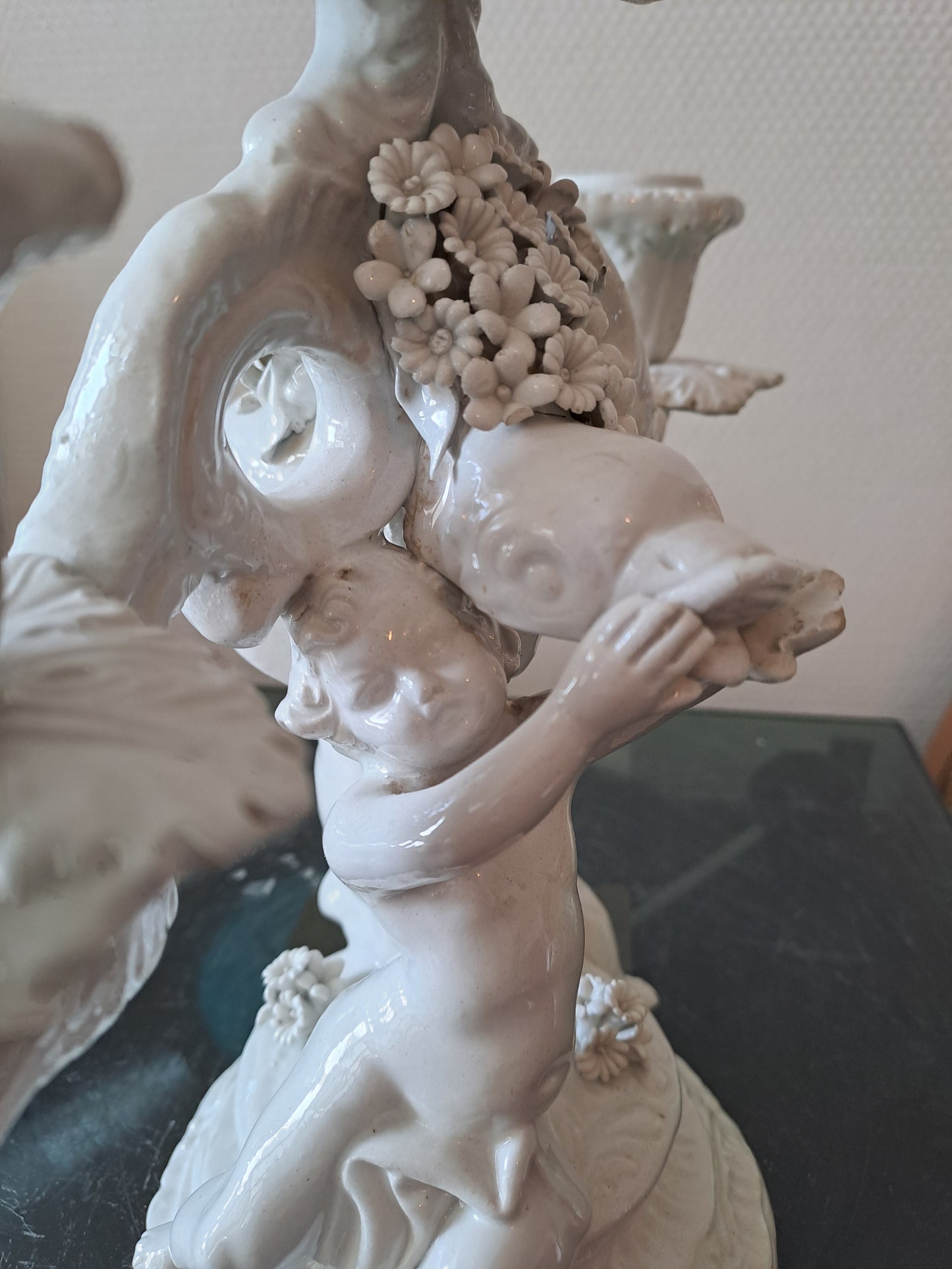 Chandelier Porcelaine Italienne.  Signé C. V. Cherubins/ Putti/ Anges.