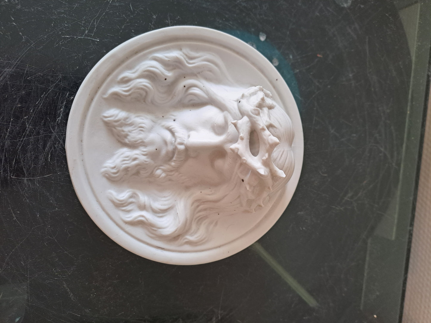 Médaillon Figurant Le Christ À La Couronne D'épines Porcelaine Blanche En...