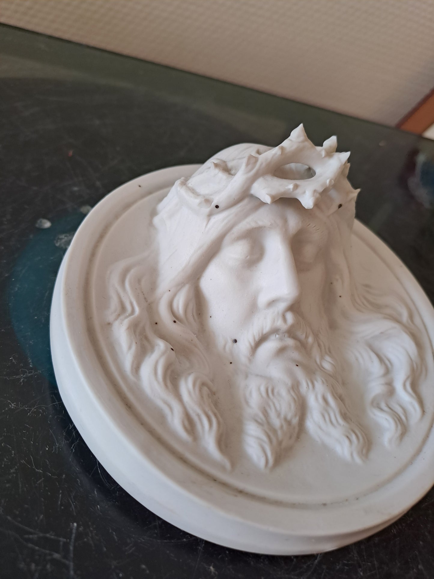 Médaillon Figurant Le Christ À La Couronne D'épines Porcelaine Blanche En...