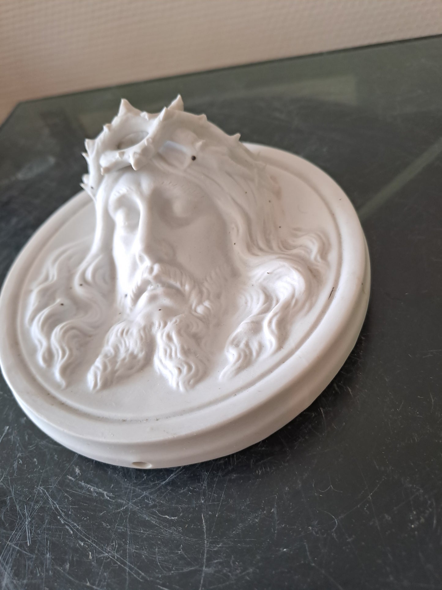 Médaillon Figurant Le Christ À La Couronne D'épines Porcelaine Blanche En...