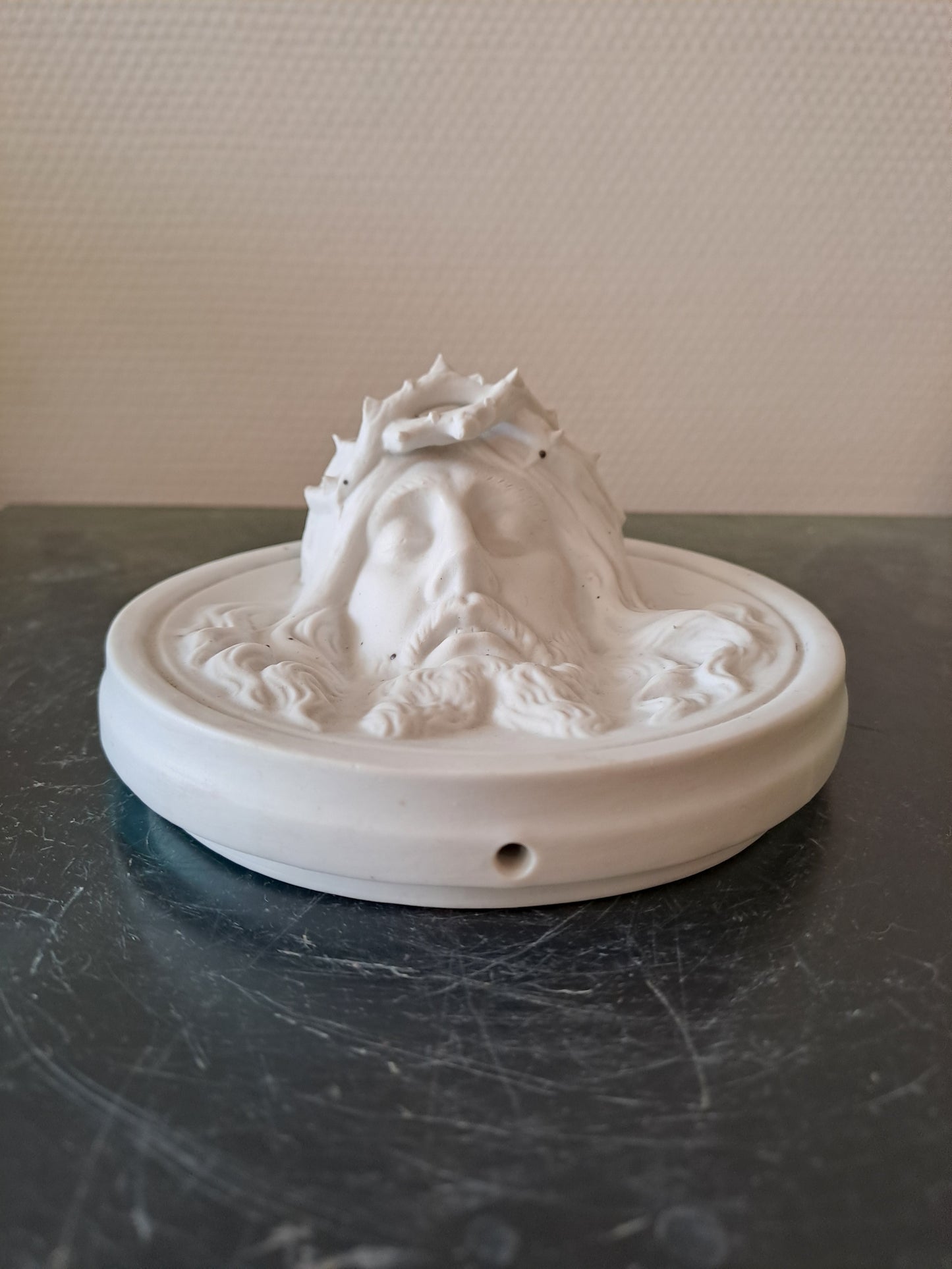 Médaillon Figurant Le Christ À La Couronne D'épines Porcelaine Blanche En...