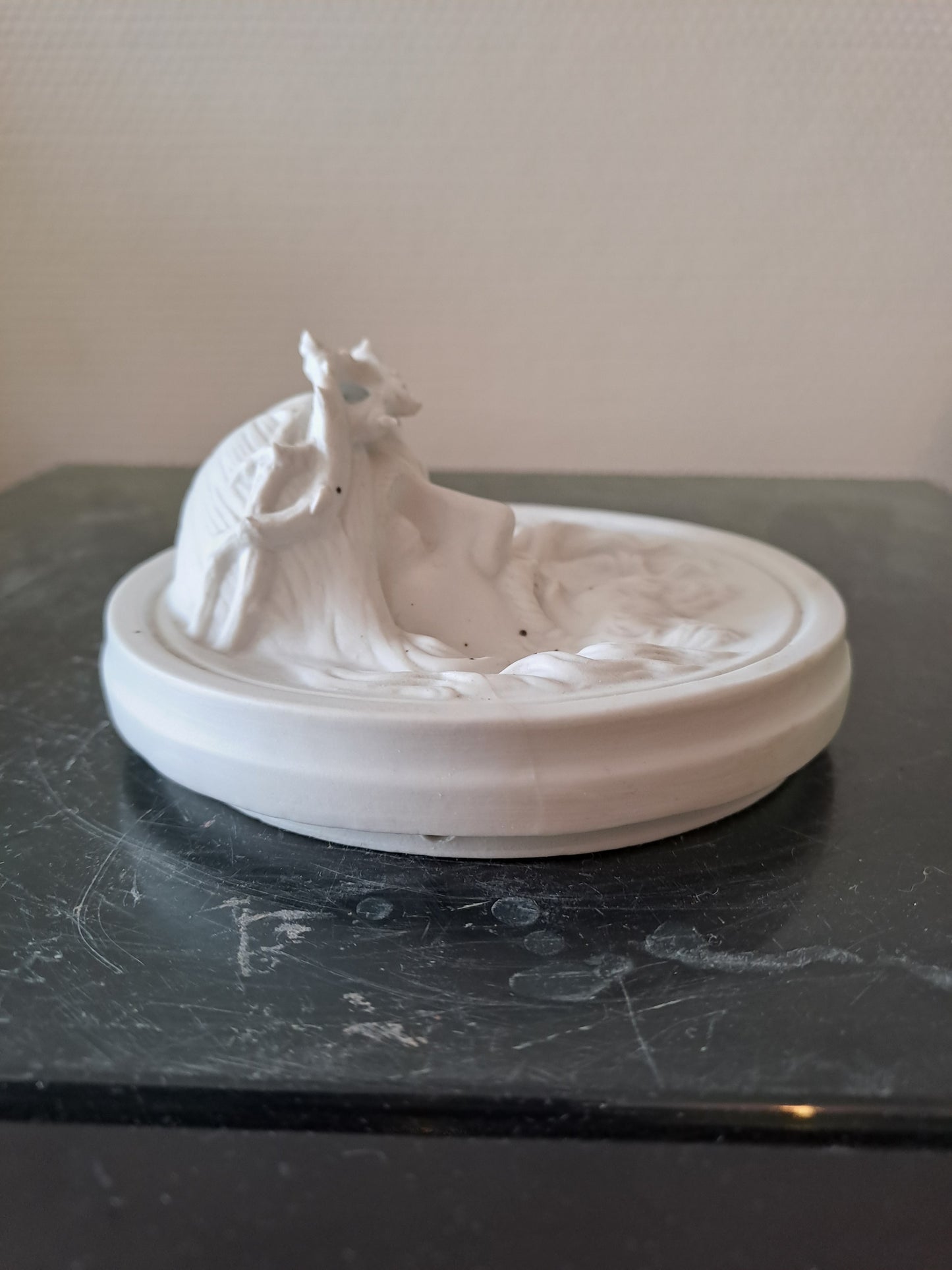 Médaillon Figurant Le Christ À La Couronne D'épines Porcelaine Blanche En...