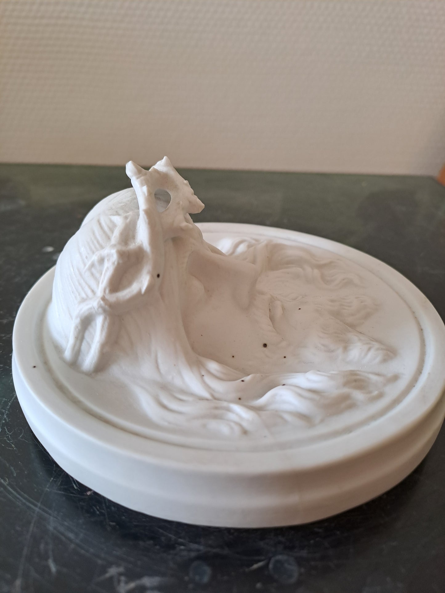 Médaillon Figurant Le Christ À La Couronne D'épines Porcelaine Blanche En...