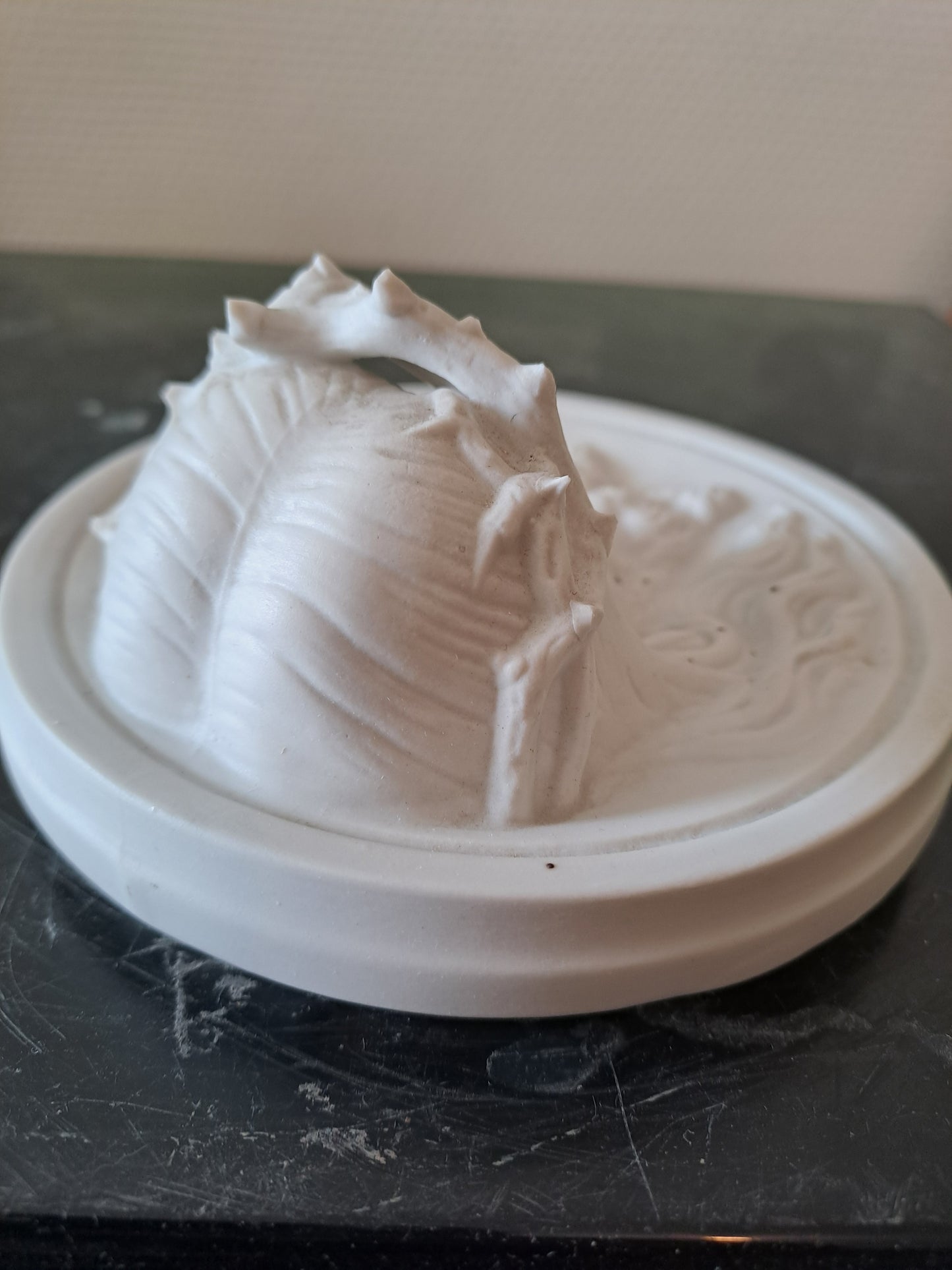 Médaillon Figurant Le Christ À La Couronne D'épines Porcelaine Blanche En...