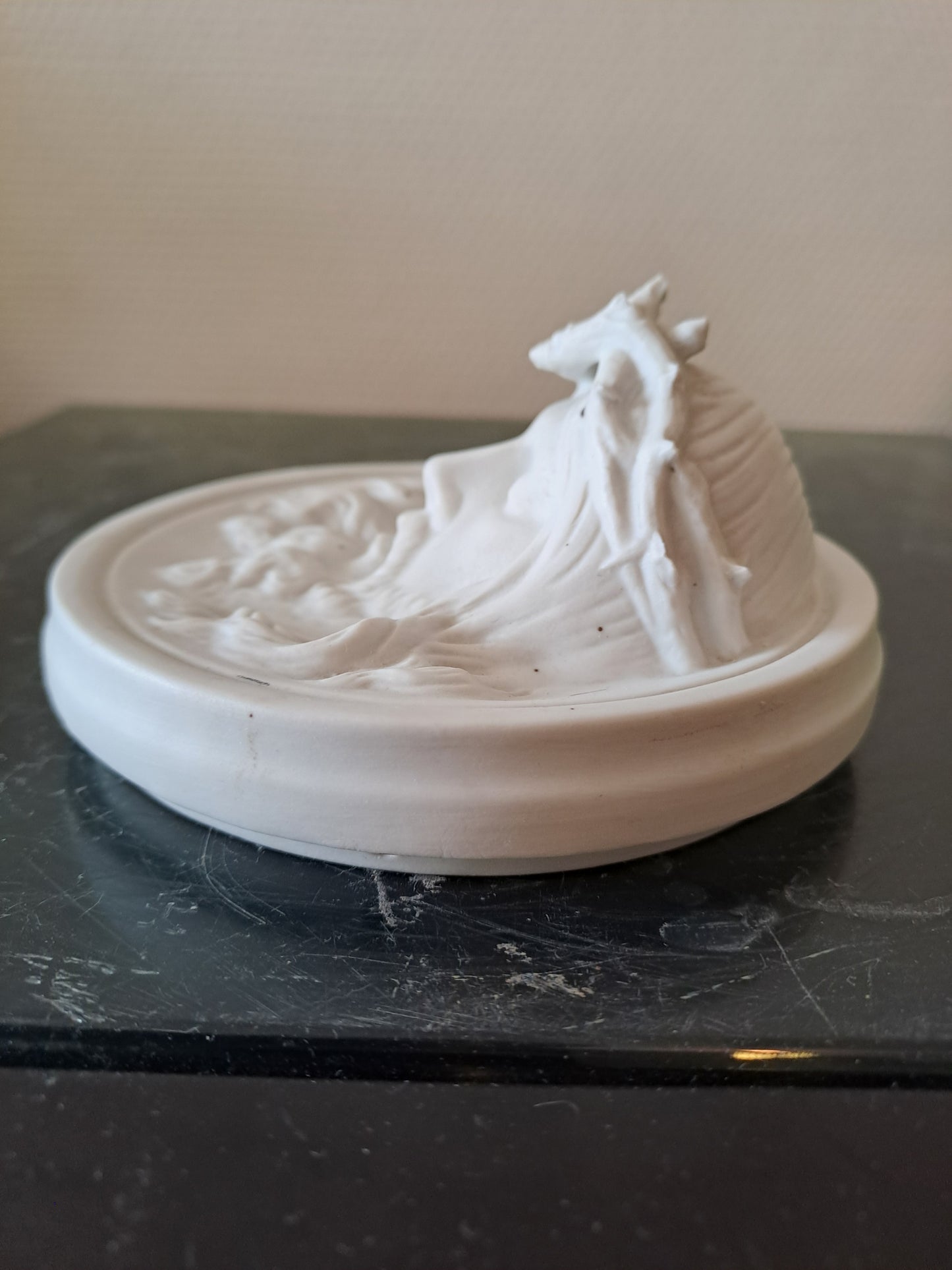 Médaillon Figurant Le Christ À La Couronne D'épines Porcelaine Blanche En...