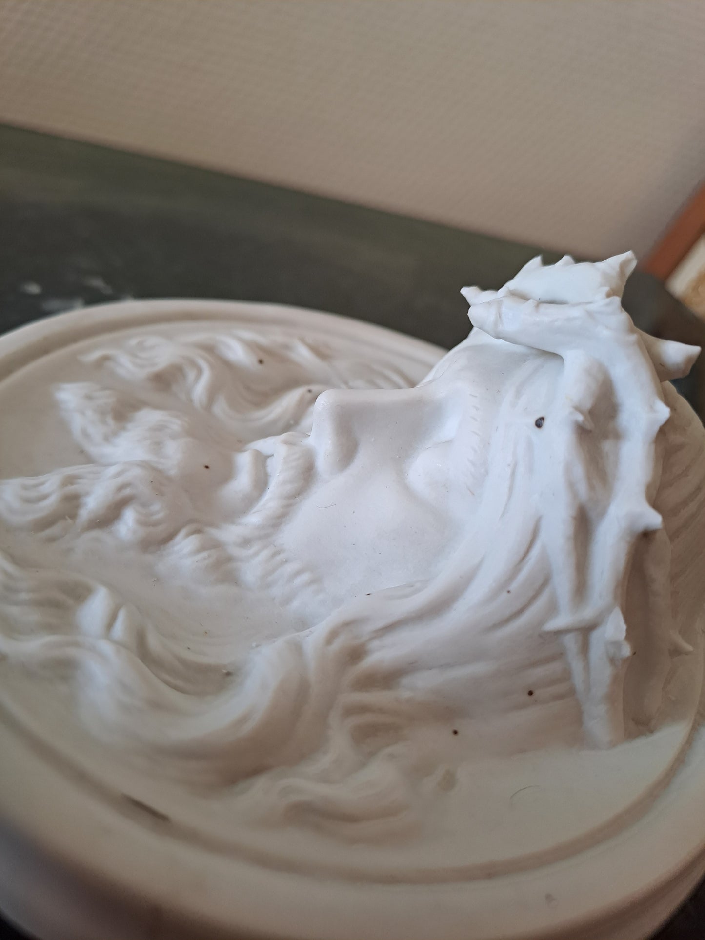 Médaillon Figurant Le Christ À La Couronne D'épines Porcelaine Blanche En...