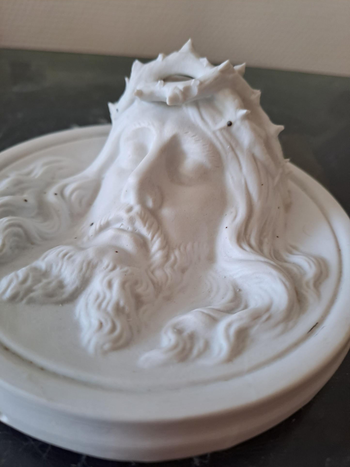 Médaillon Figurant Le Christ À La Couronne D'épines Porcelaine Blanche En...