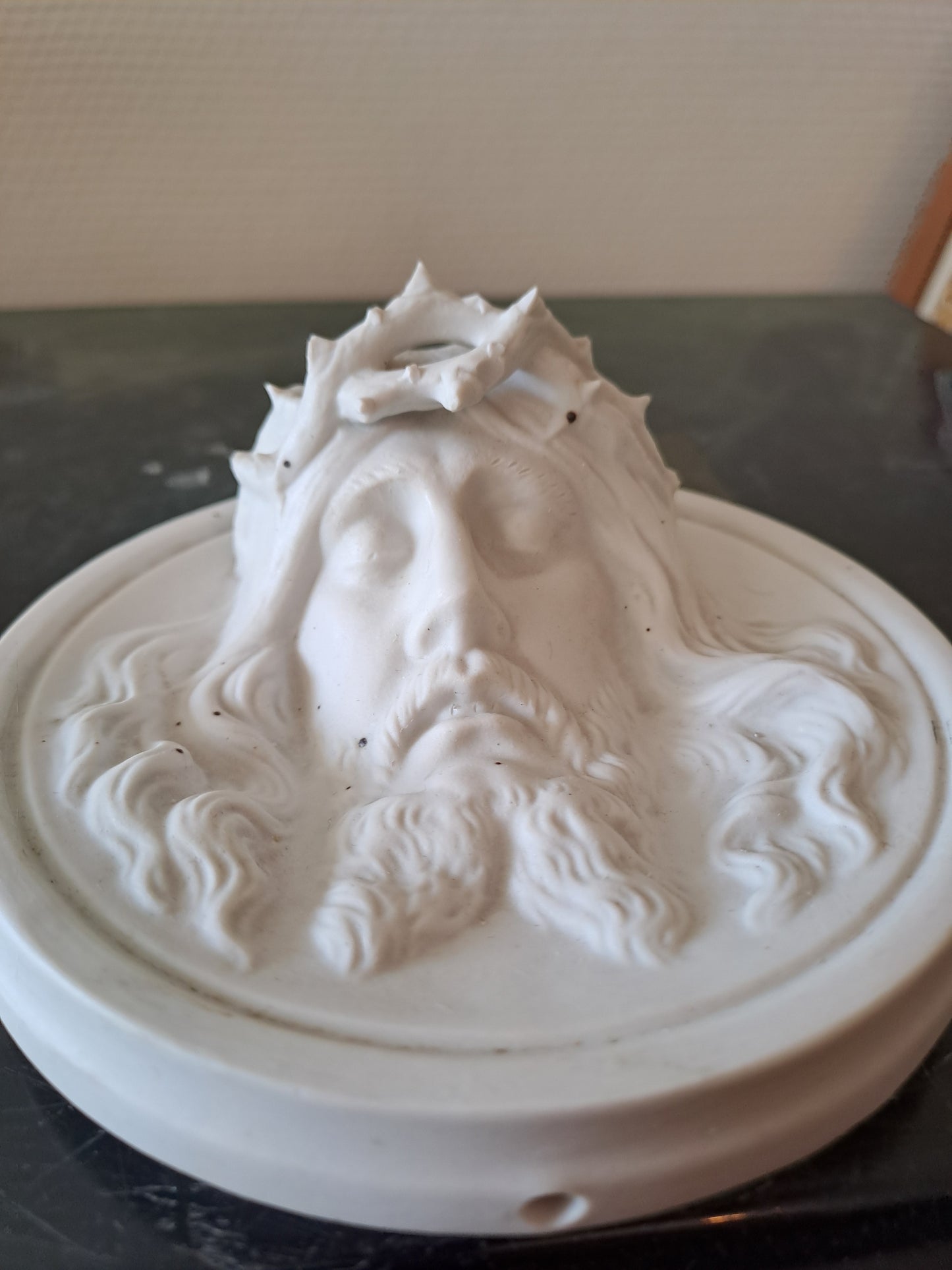 Médaillon Figurant Le Christ À La Couronne D'épines Porcelaine Blanche En...