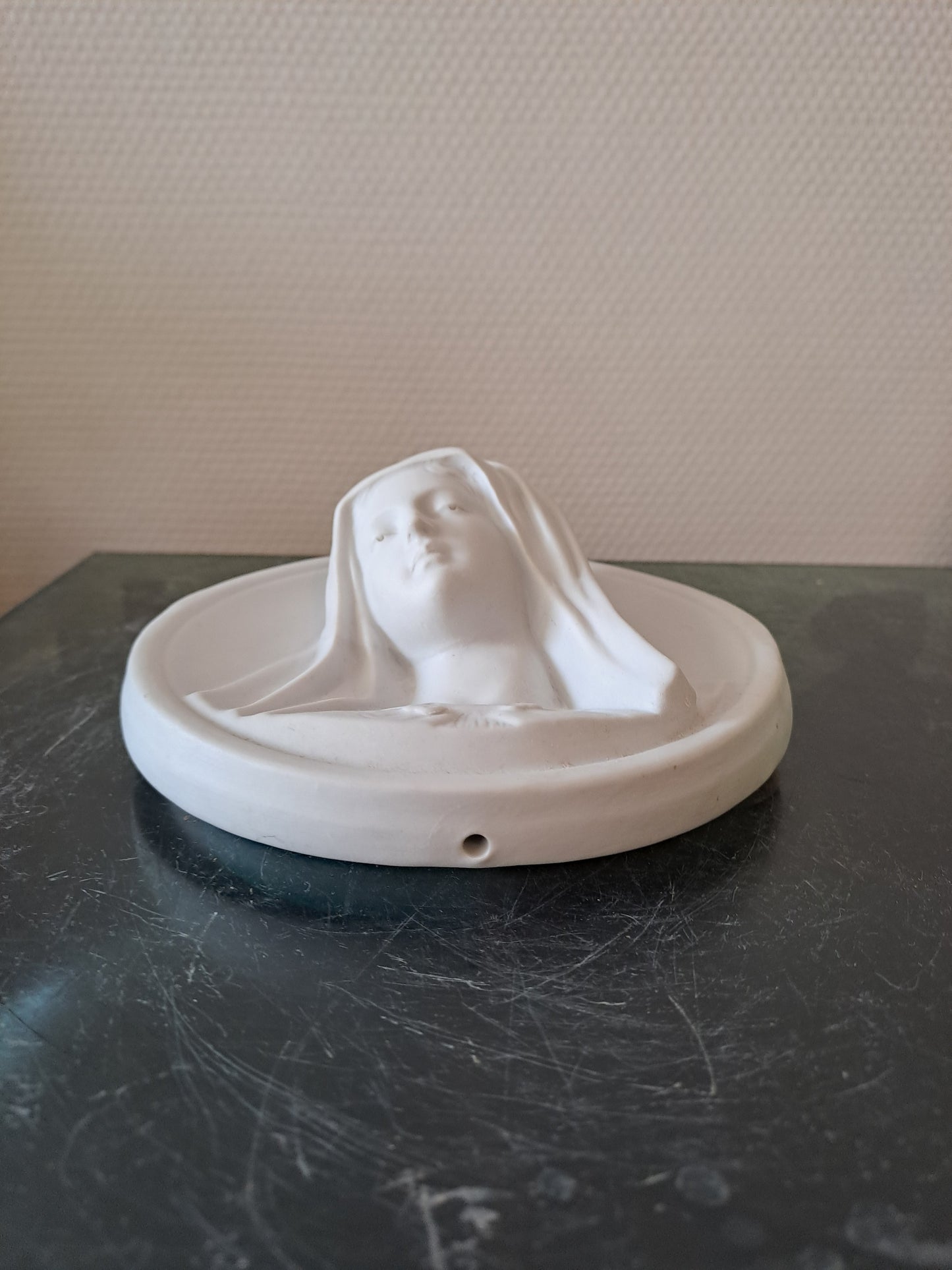 Médaillon Figurant La Sainte Vierge Marie Porcelaine Blanche  Biscuit Bas-relief