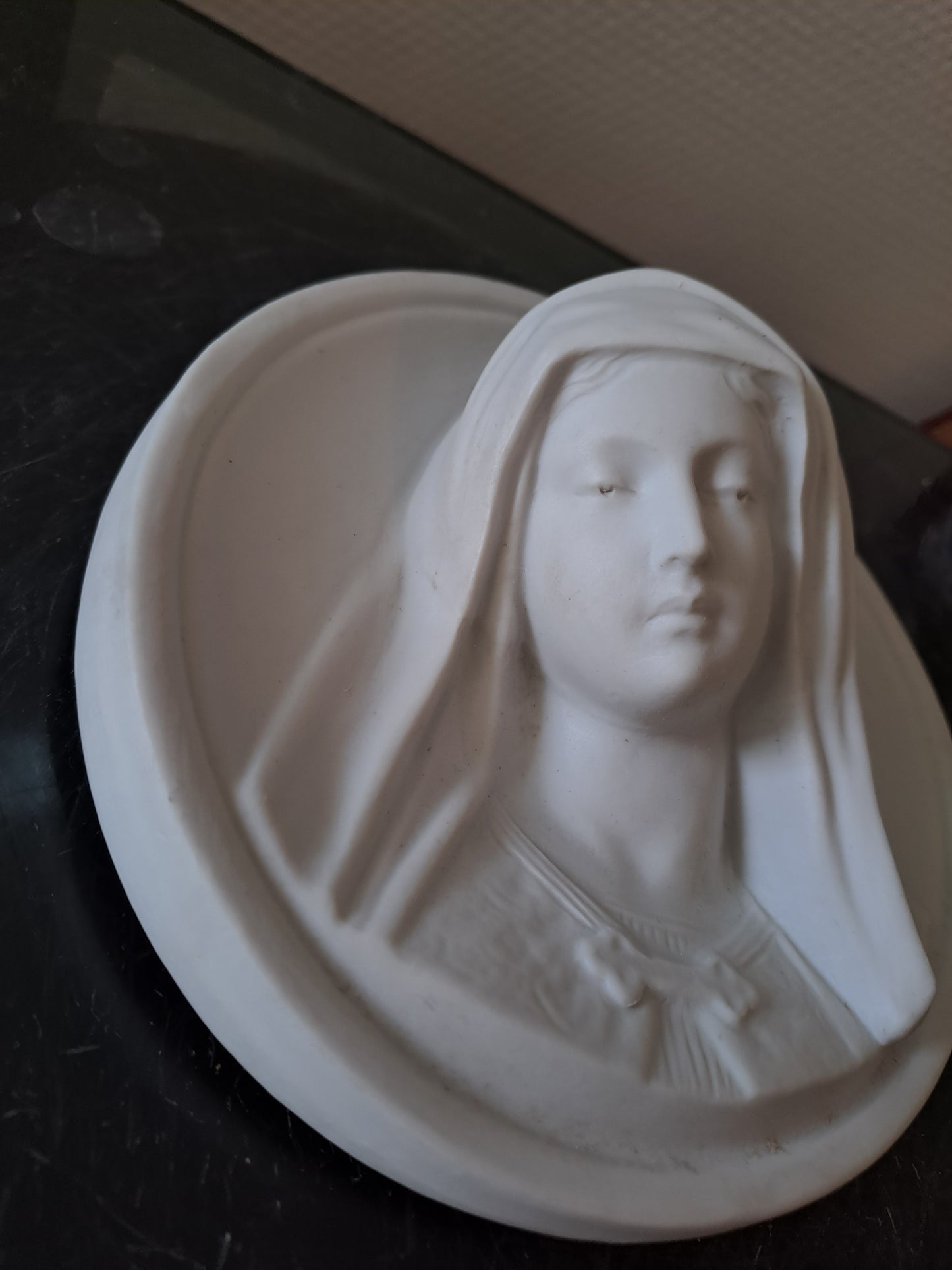 Médaillon Figurant La Sainte Vierge Marie Porcelaine Blanche  Biscuit Bas-relief