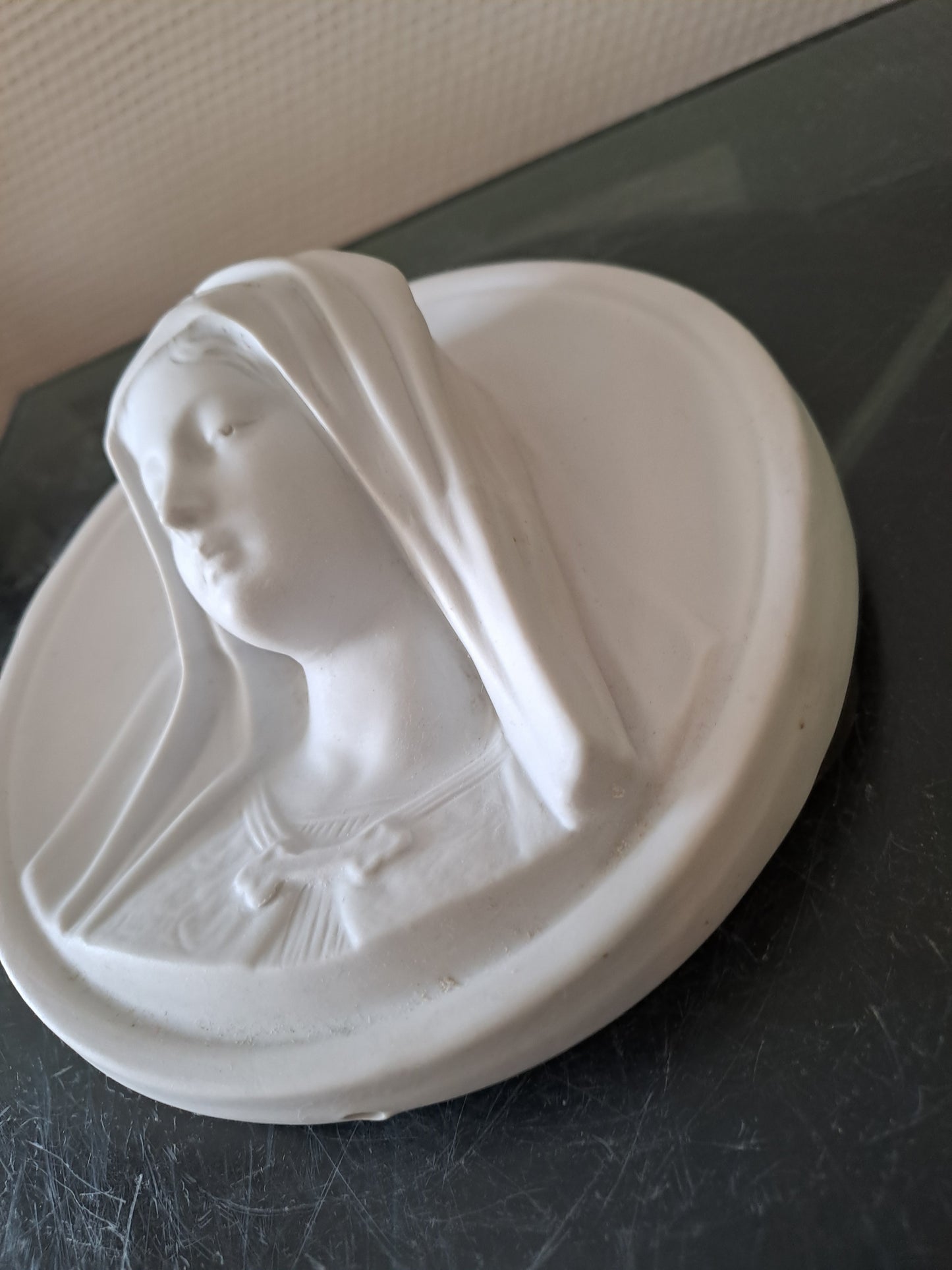 Médaillon Figurant La Sainte Vierge Marie Porcelaine Blanche  Biscuit Bas-relief