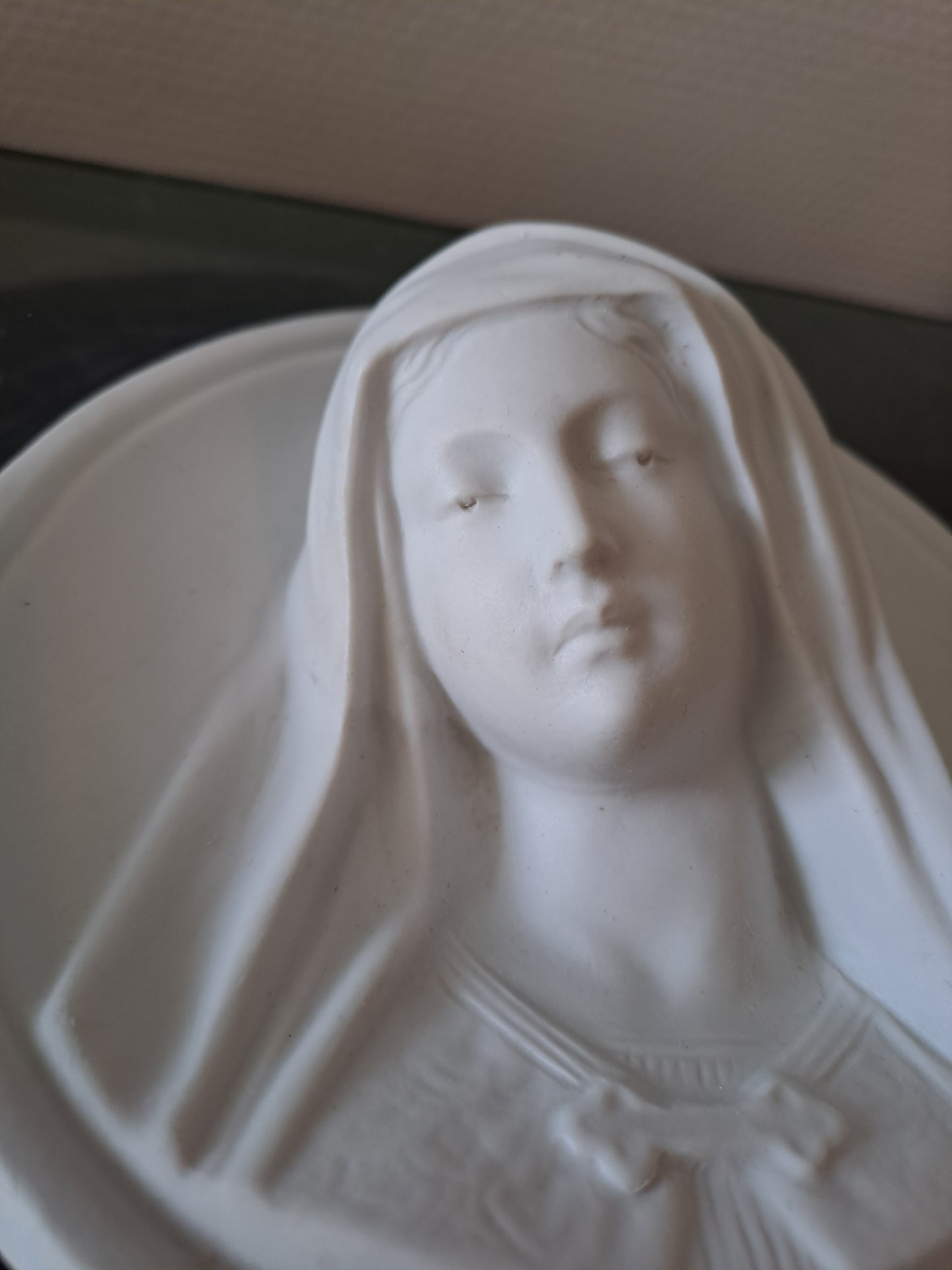 Médaillon Figurant La Sainte Vierge Marie Porcelaine Blanche  Biscuit Bas-relief