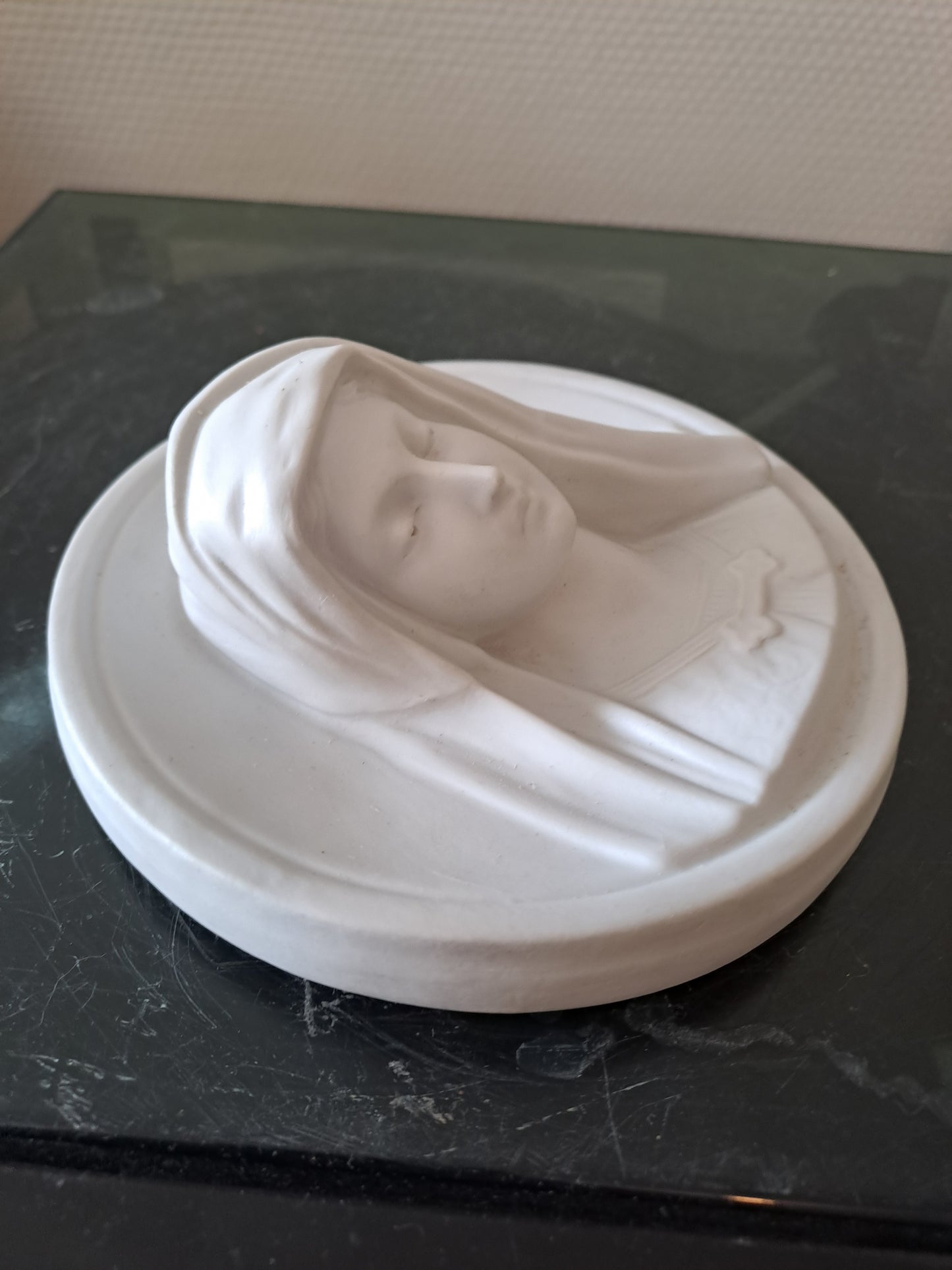 Médaillon Figurant La Sainte Vierge Marie Porcelaine Blanche  Biscuit Bas-relief