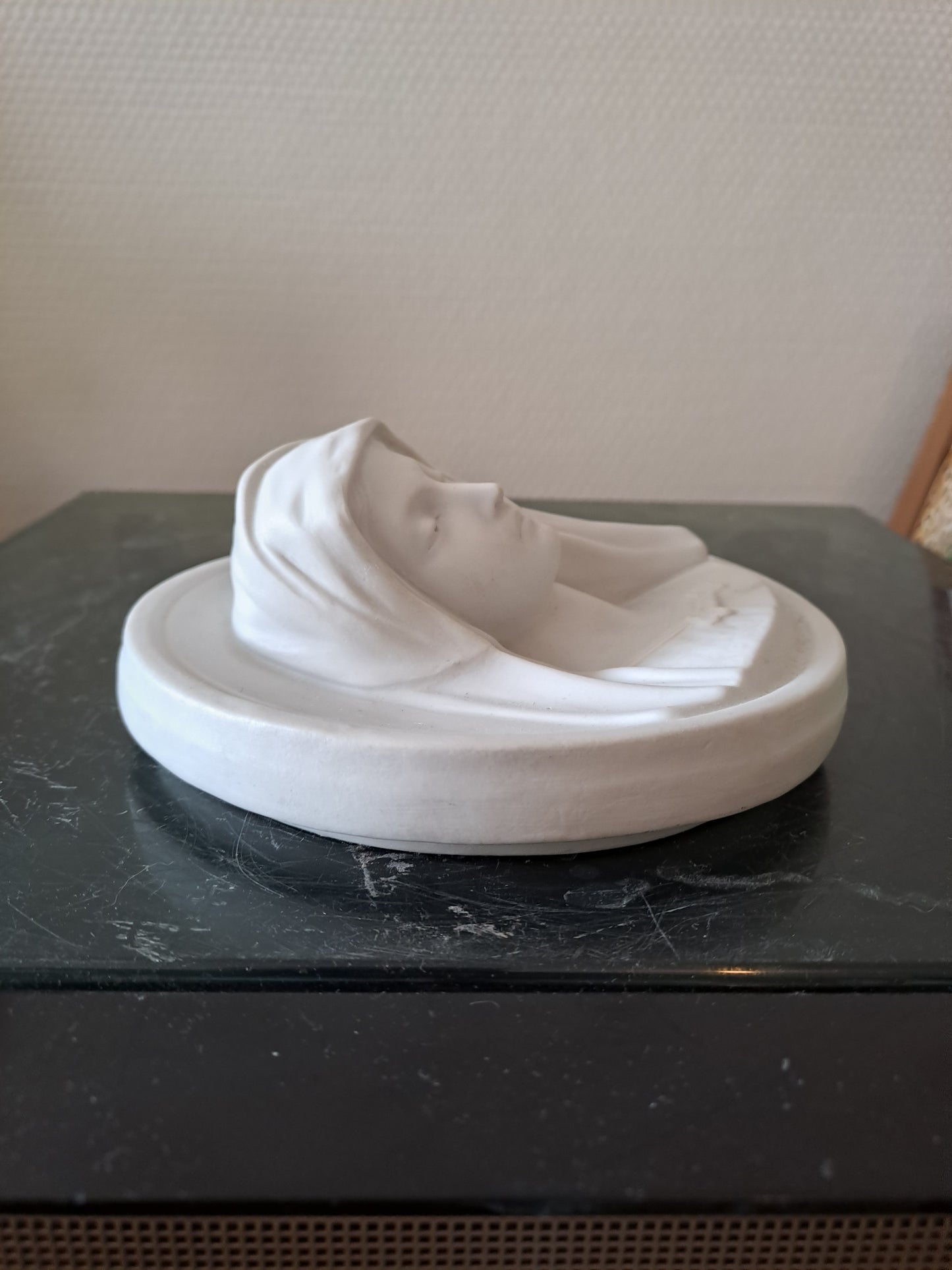 Médaillon Figurant La Sainte Vierge Marie Porcelaine Blanche  Biscuit Bas-relief