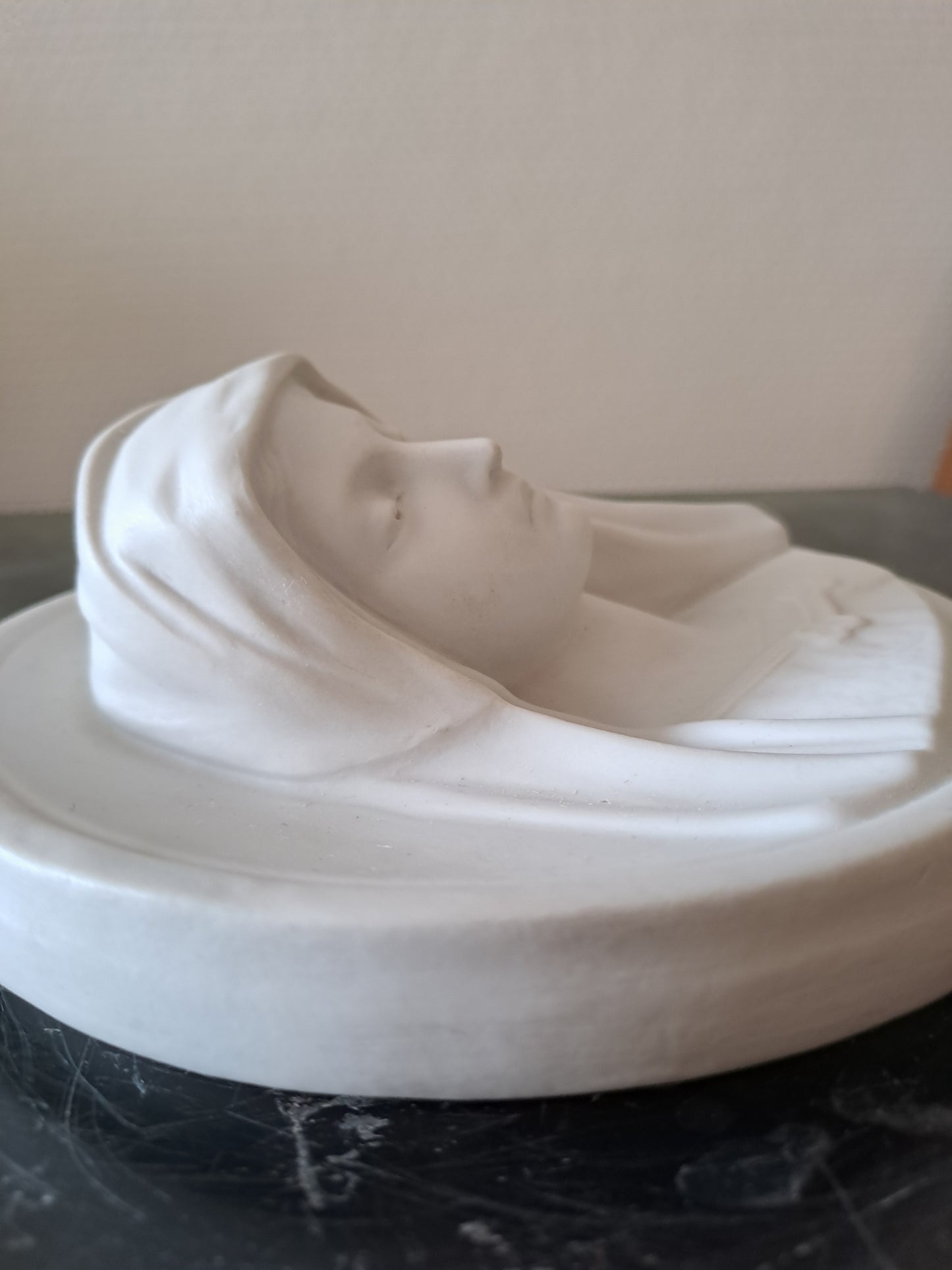 Médaillon Figurant La Sainte Vierge Marie Porcelaine Blanche  Biscuit Bas-relief