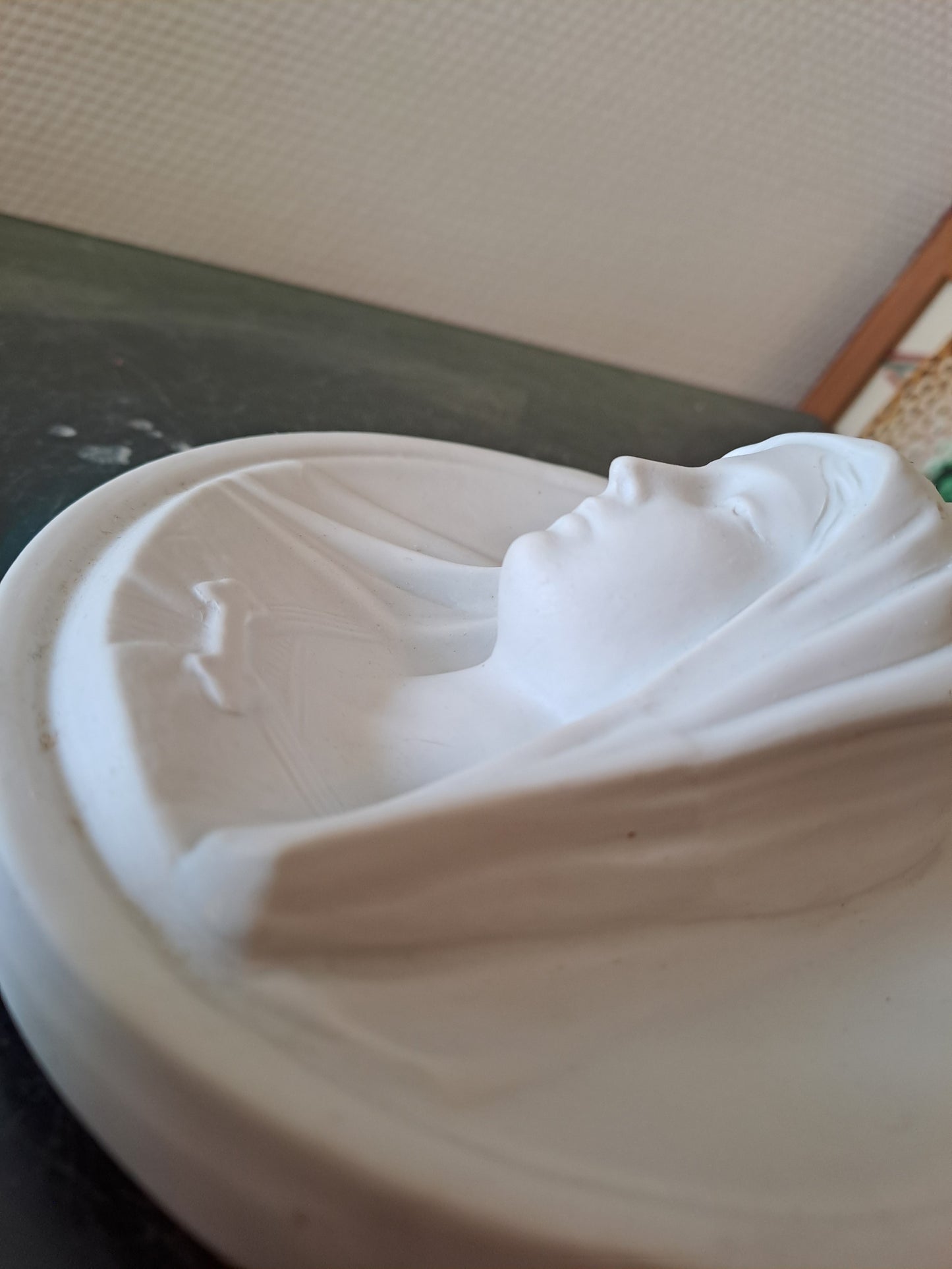 Médaillon Figurant La Sainte Vierge Marie Porcelaine Blanche  Biscuit Bas-relief