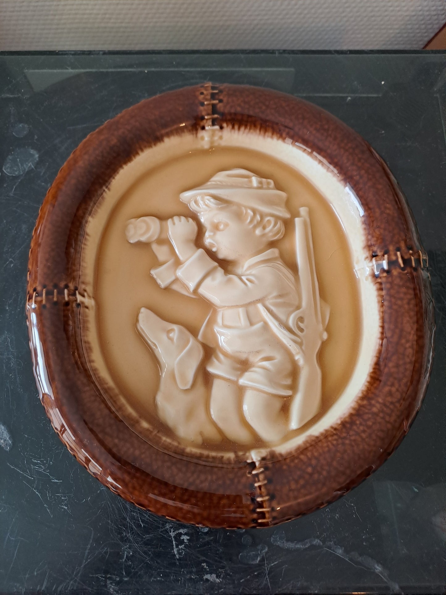 Plaque De Porcelaine Allemand.Style Hummel Goebel. Petit chasseur. Annees 70/80.