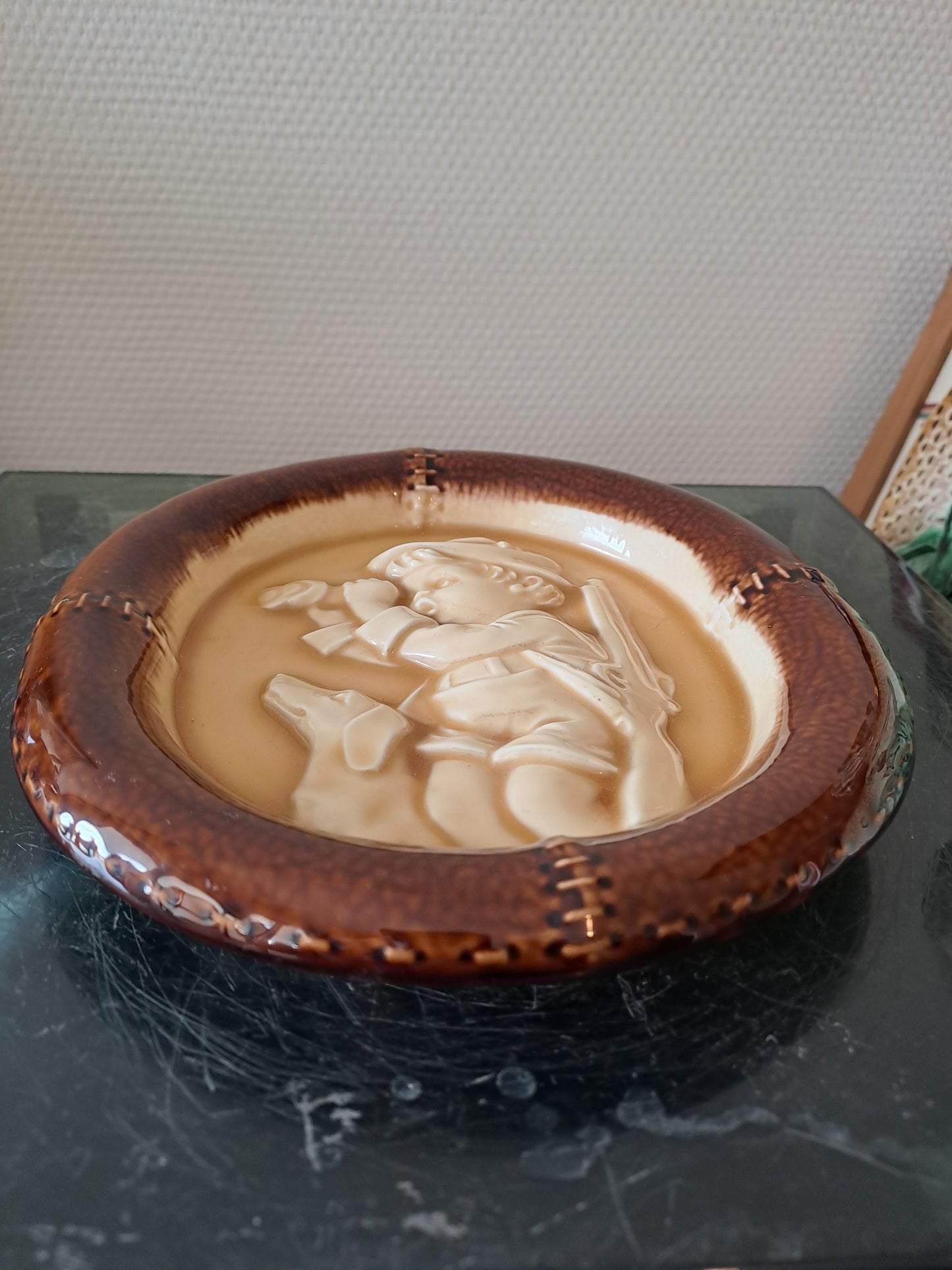 Plaque De Porcelaine Allemand.Style Hummel Goebel. Petit chasseur. Annees 70/80.