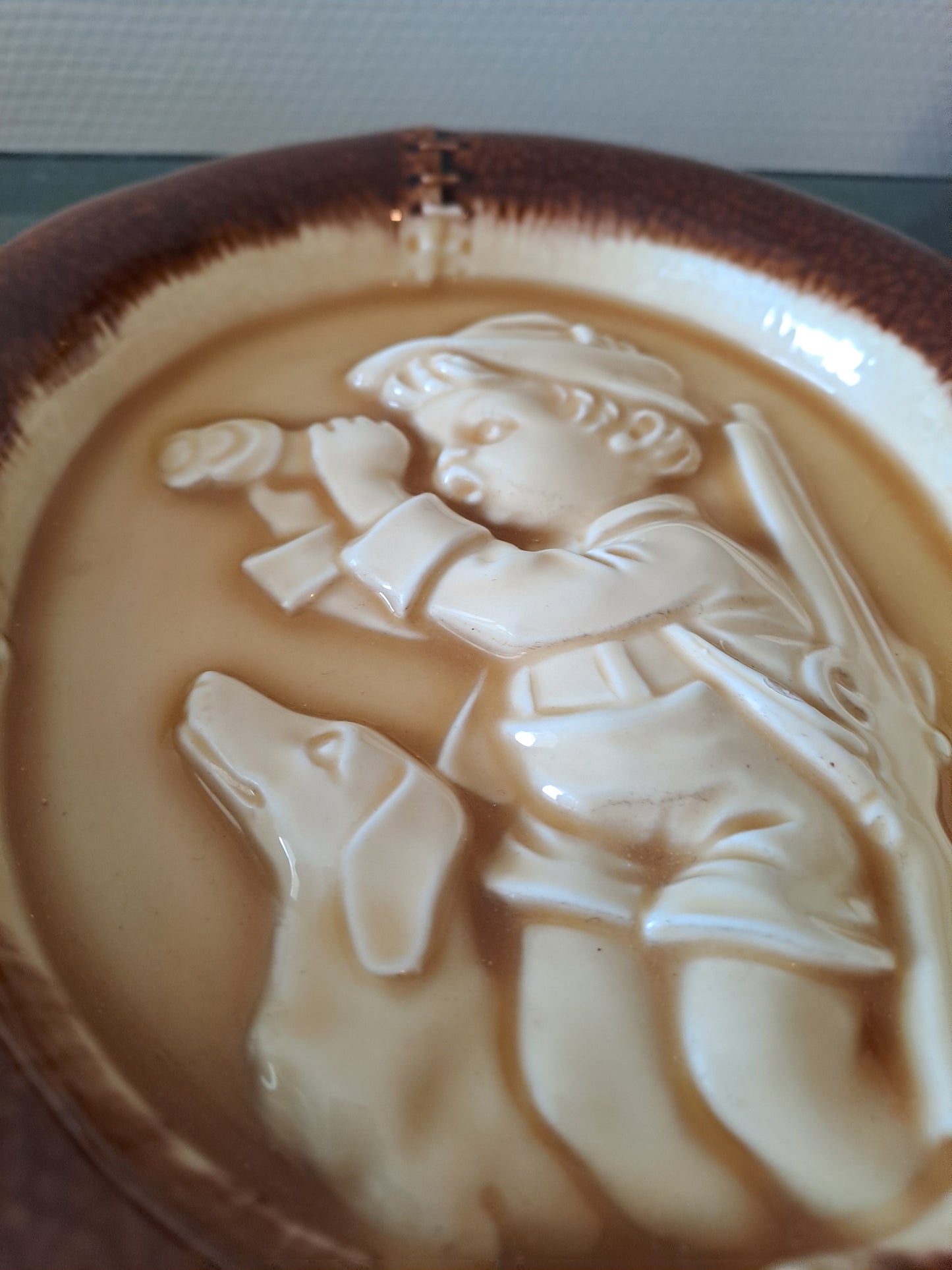 Plaque De Porcelaine Allemand.Style Hummel Goebel. Petit chasseur. Annees 70/80.