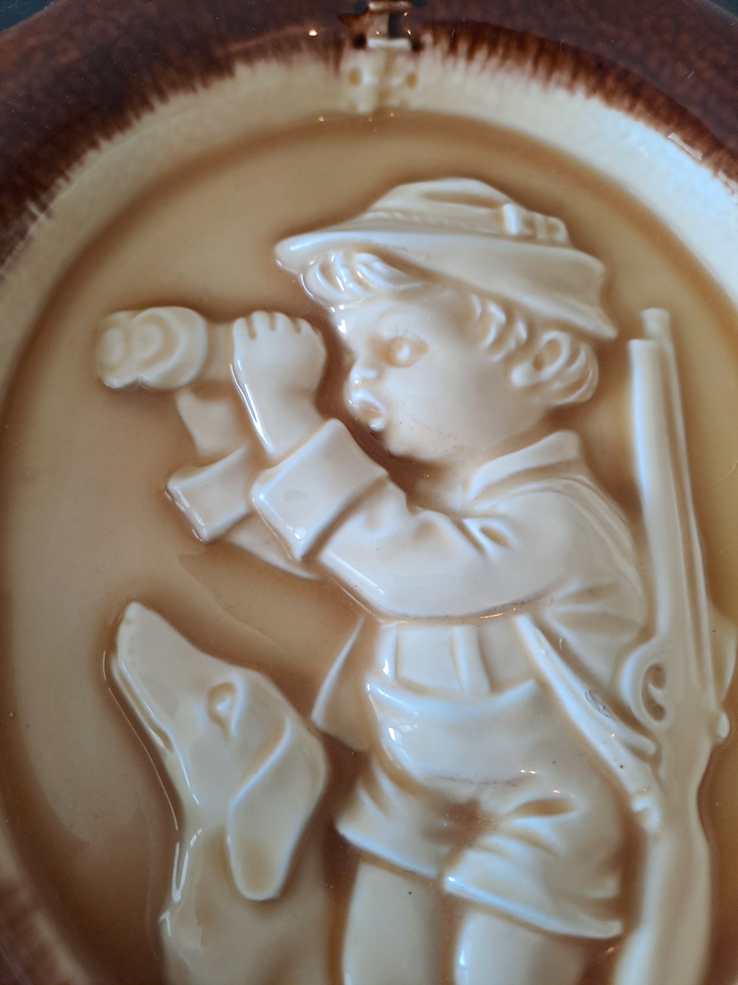 Plaque De Porcelaine Allemand.Style Hummel Goebel. Petit chasseur. Annees 70/80.