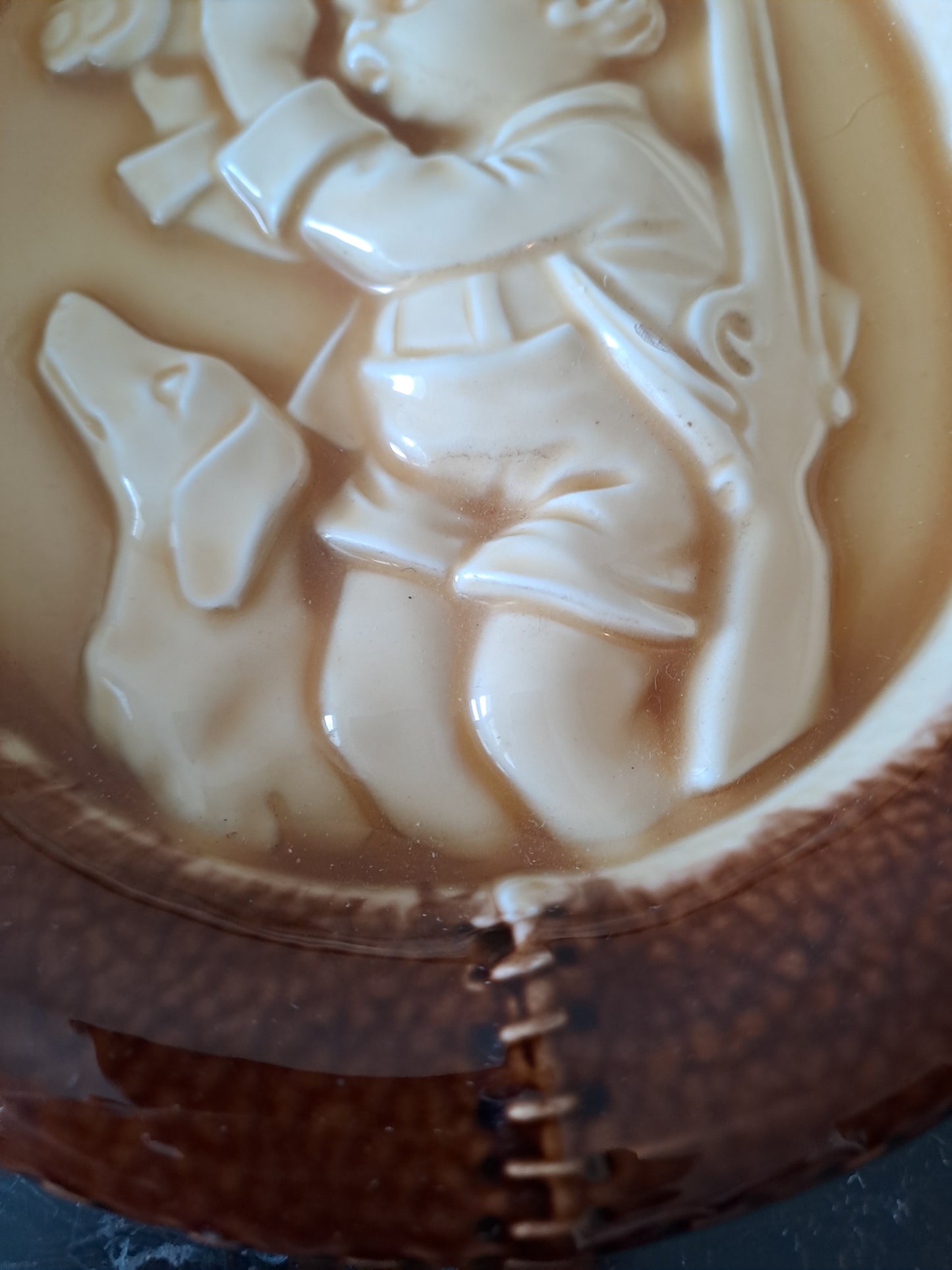 Plaque De Porcelaine Allemand.Style Hummel Goebel. Petit chasseur. Annees 70/80.