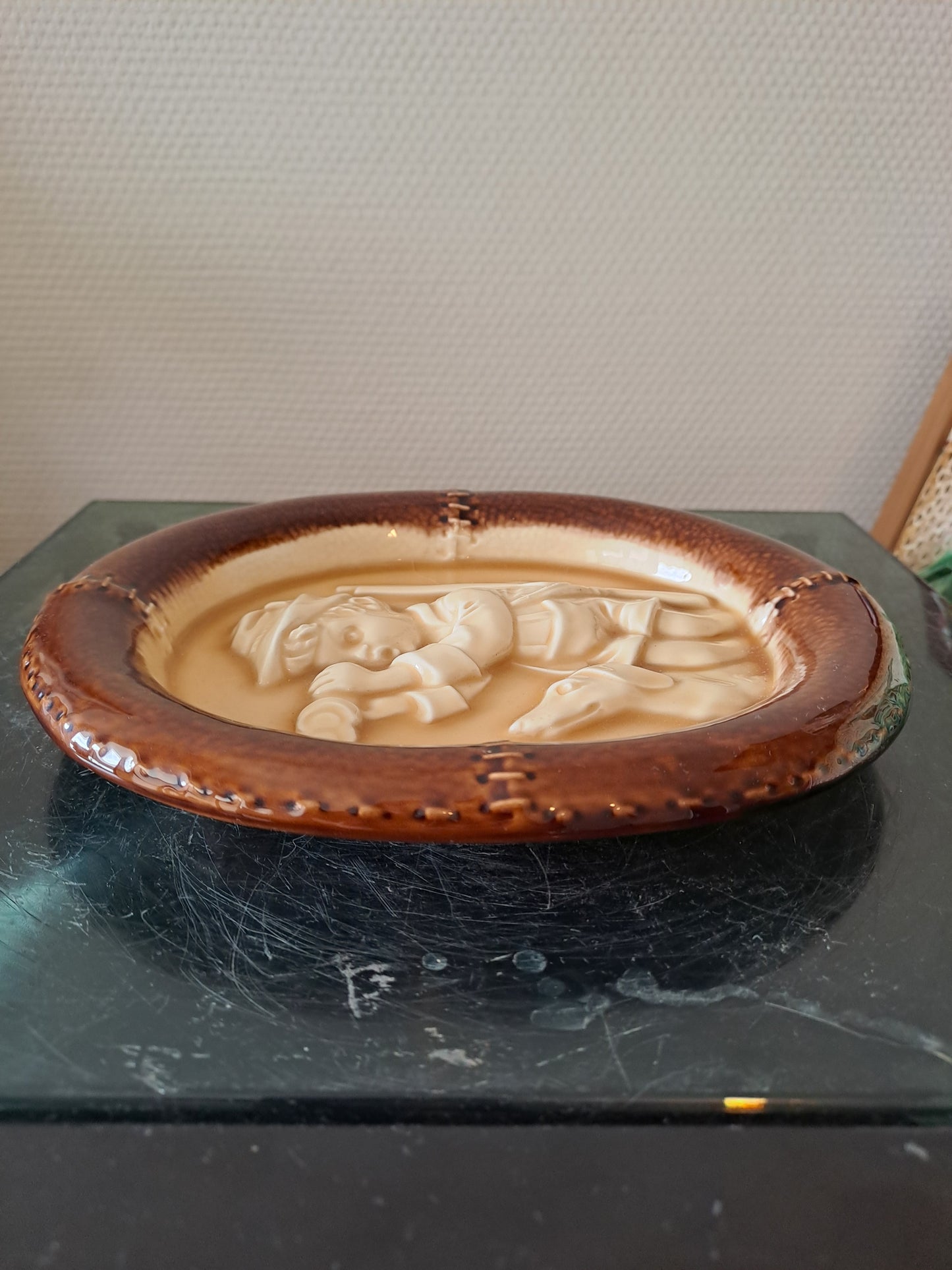 Plaque De Porcelaine Allemand.Style Hummel Goebel. Petit chasseur. Annees 70/80.