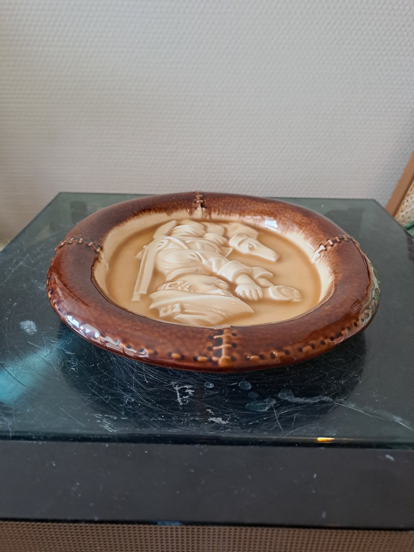 Plaque De Porcelaine Allemand.Style Hummel Goebel. Petit chasseur. Annees 70/80.