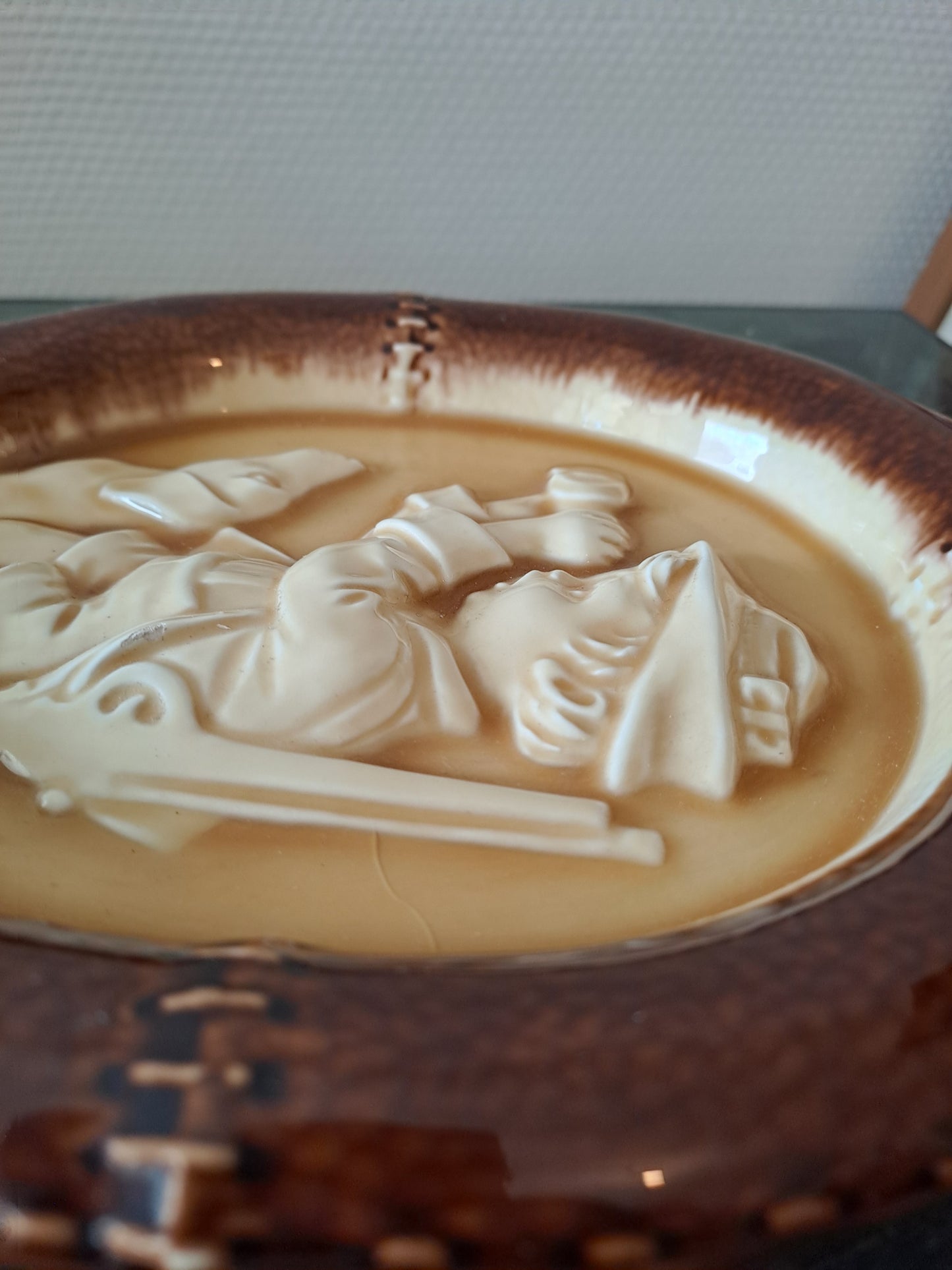 Plaque De Porcelaine Allemand.Style Hummel Goebel. Petit chasseur. Annees 70/80.