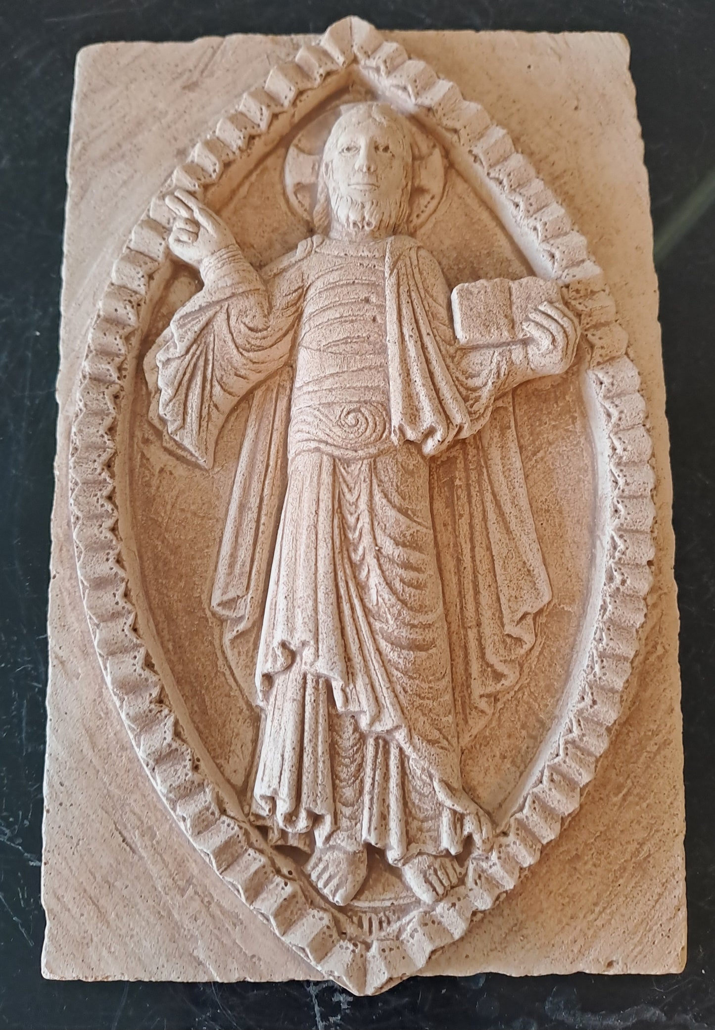 Carreau Jésus Christ Roi De Gloire. En Relief.