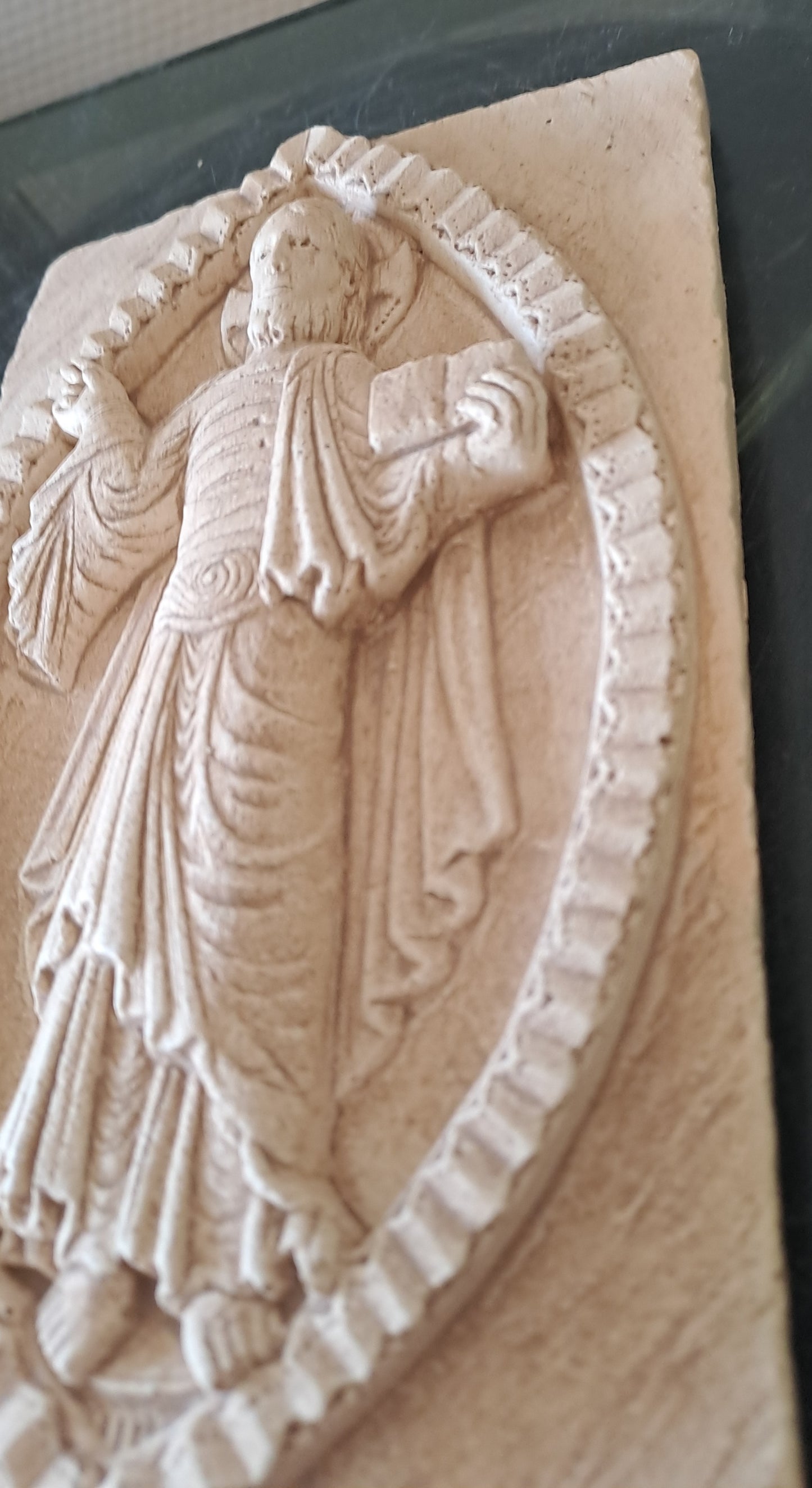 Carreau Jésus Christ Roi De Gloire. En Relief.