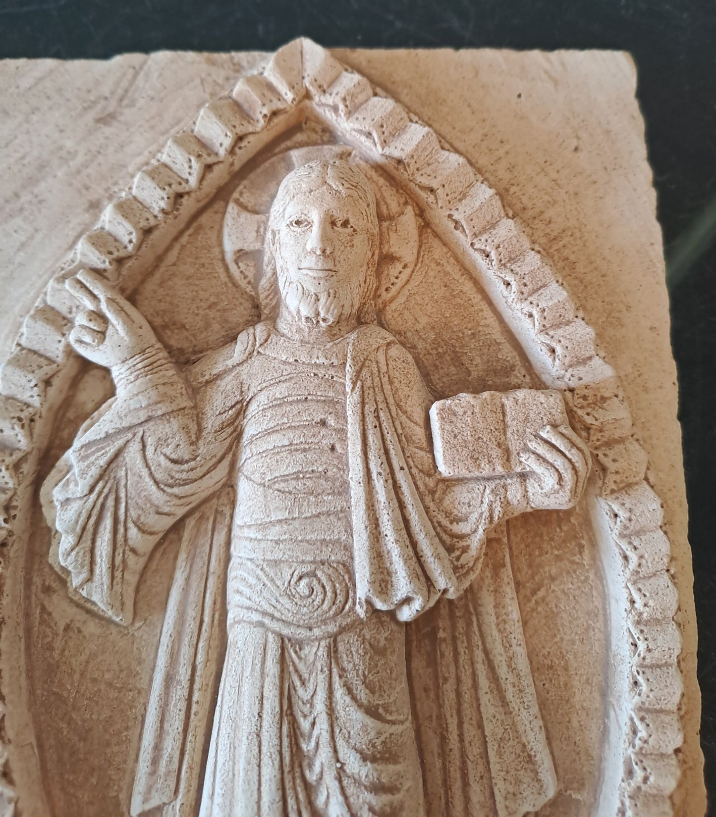 Carreau Jésus Christ Roi De Gloire. En Relief.