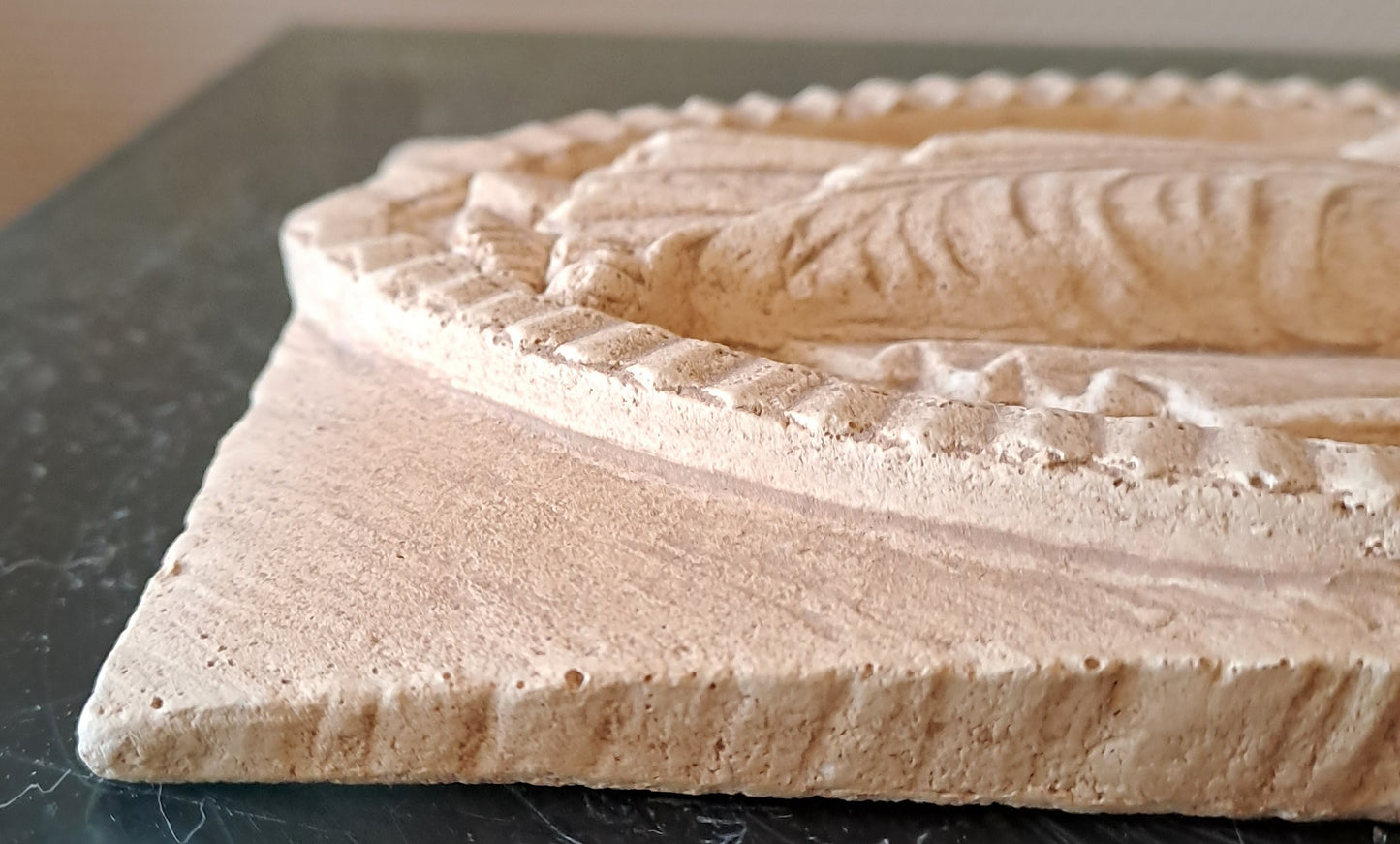 Carreau Jésus Christ Roi De Gloire. En Relief.