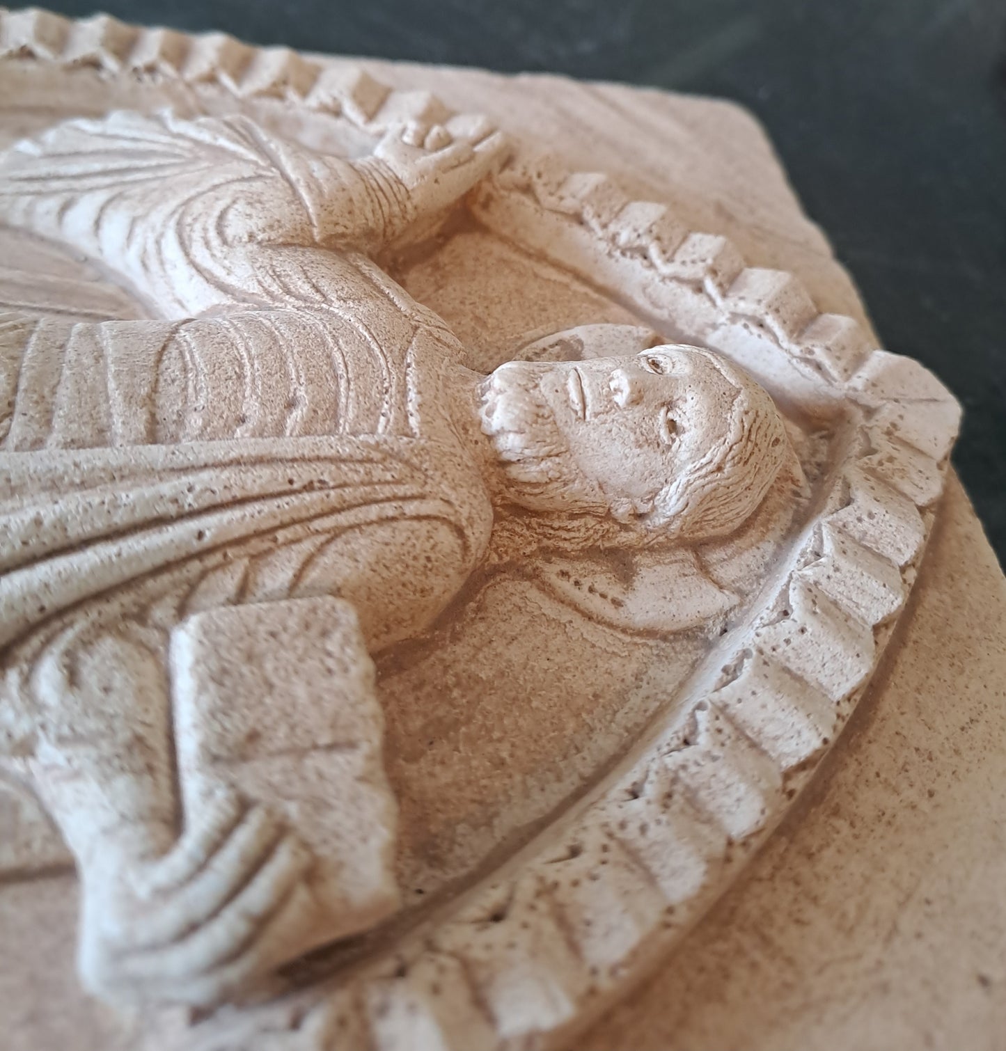 Carreau Jésus Christ Roi De Gloire. En Relief.