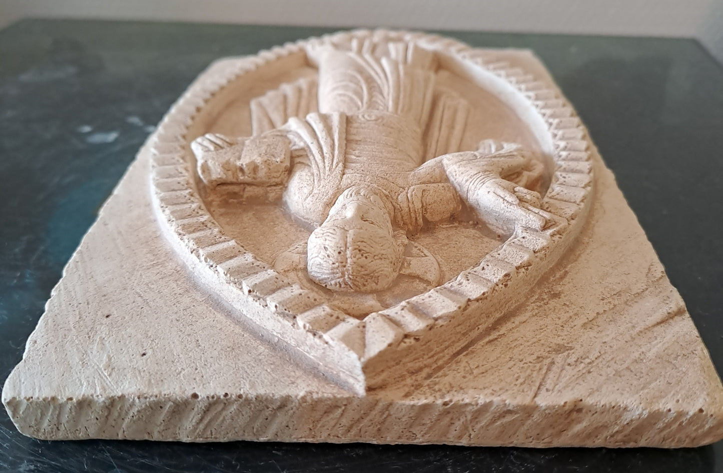 Carreau Jésus Christ Roi De Gloire. En Relief.