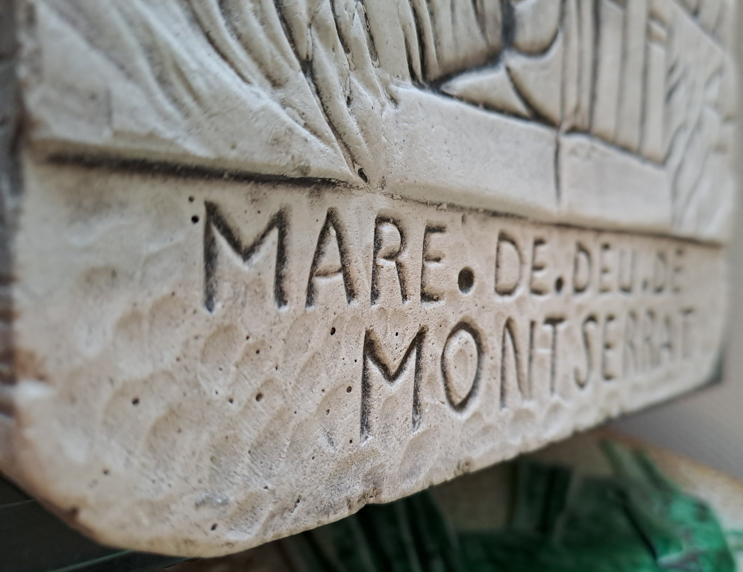 Carreau/ bas relief. Mare De Deu De Montserrat.