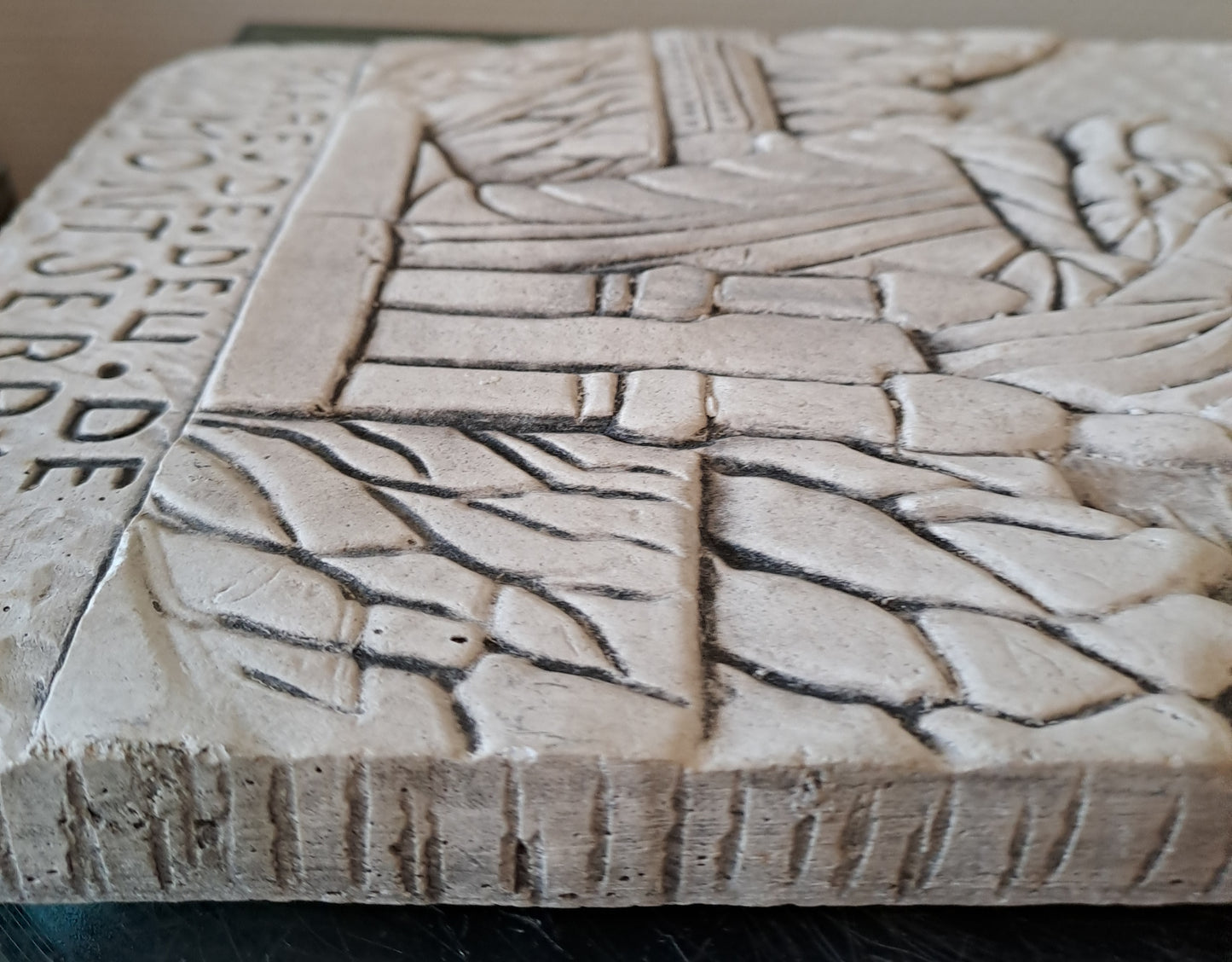 Carreau/ bas relief. Mare De Deu De Montserrat.