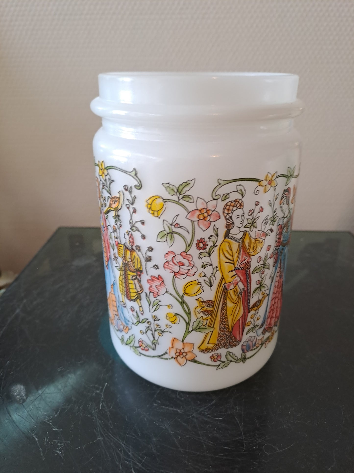 Pot Arcopal Représentant Une Scene Médiéval De Fête.