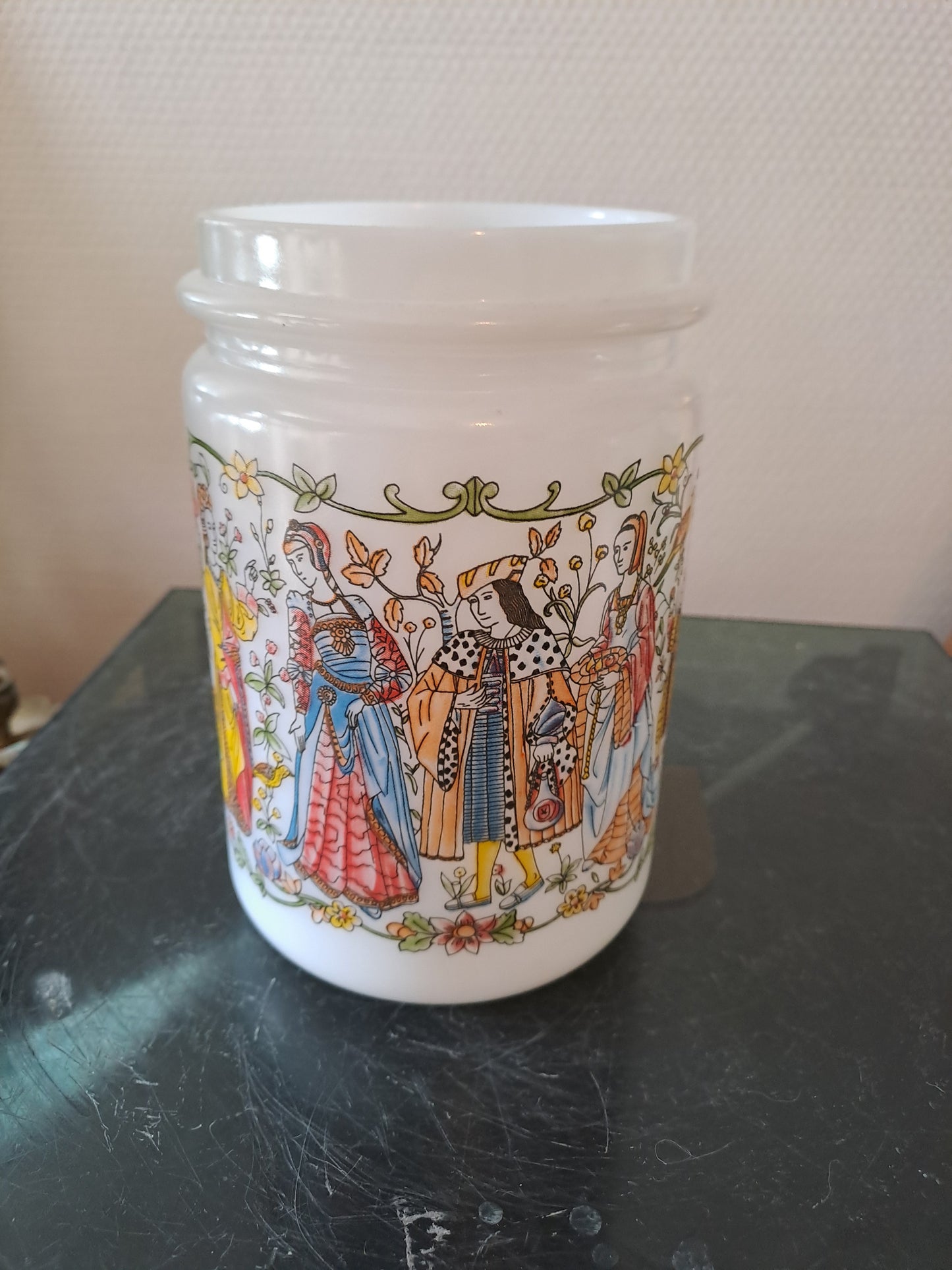 Pot Arcopal Représentant Une Scene Médiéval De Fête.