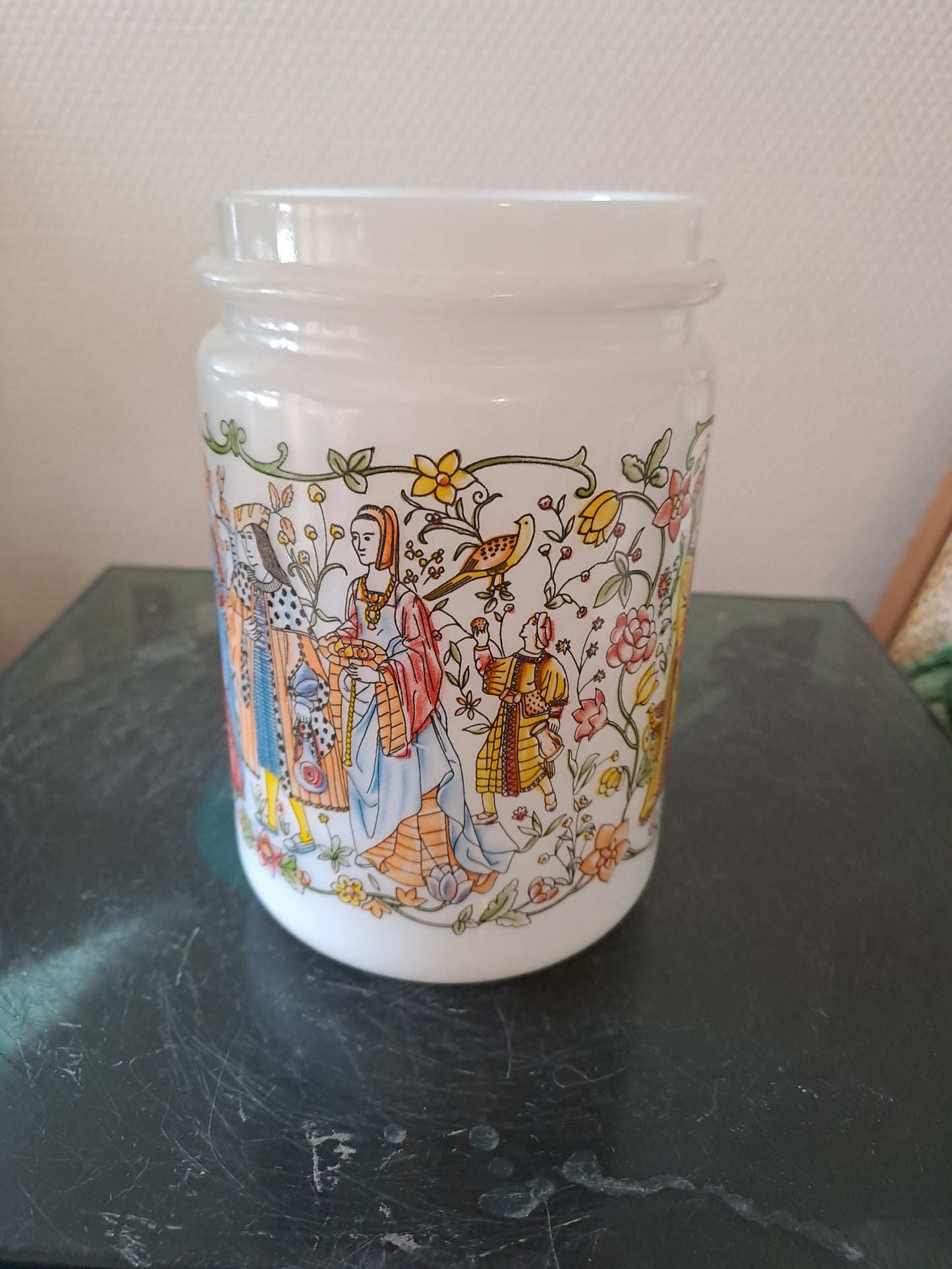 Pot Arcopal Représentant Une Scene Médiéval De Fête.