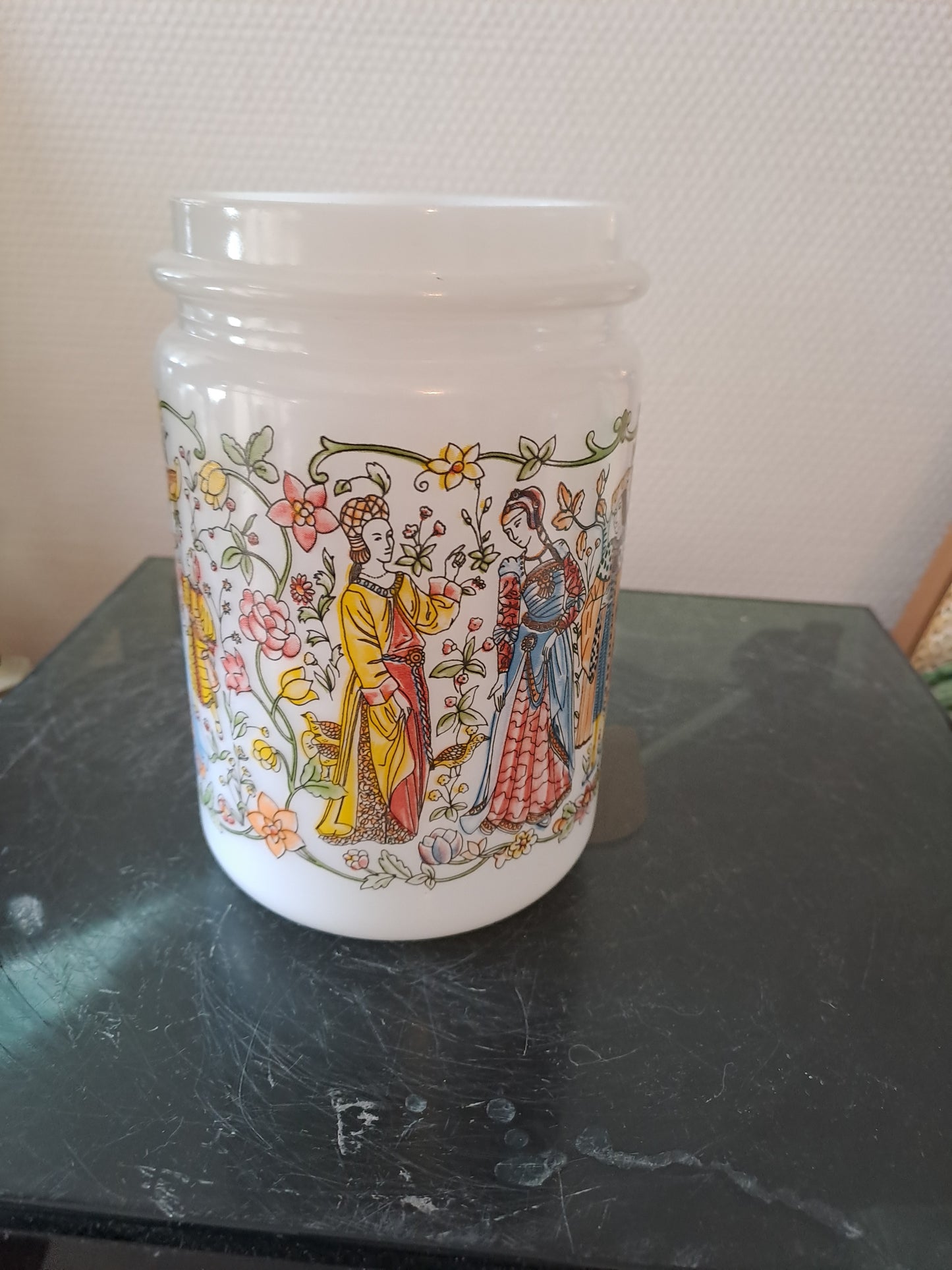 Pot Arcopal Représentant Une Scene Médiéval De Fête.