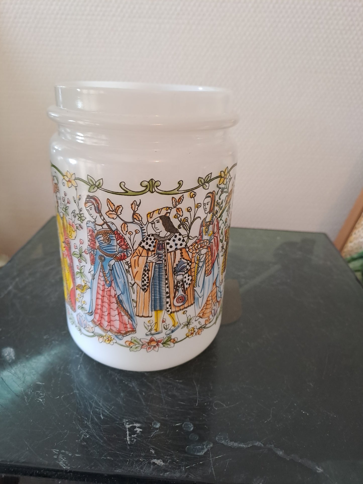 Pot Arcopal Représentant Une Scene Médiéval De Fête.