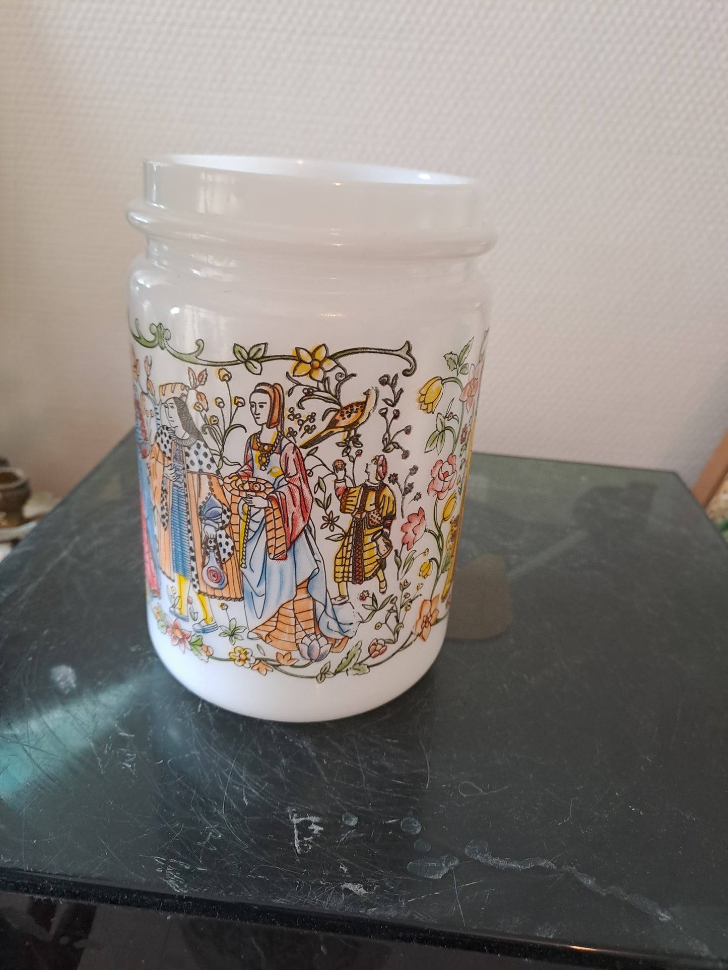 Pot Arcopal Représentant Une Scene Médiéval De Fête.