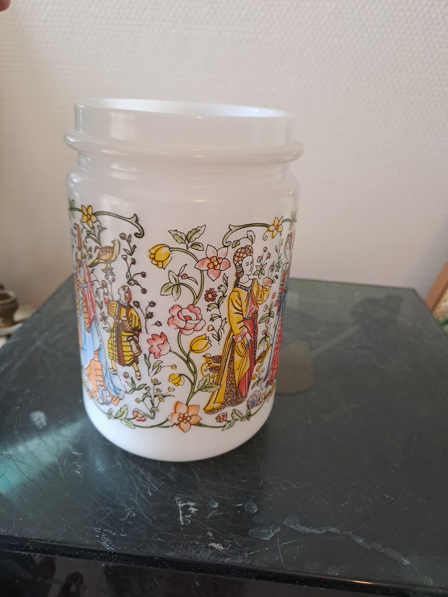 Pot Arcopal Représentant Une Scene Médiéval De Fête.