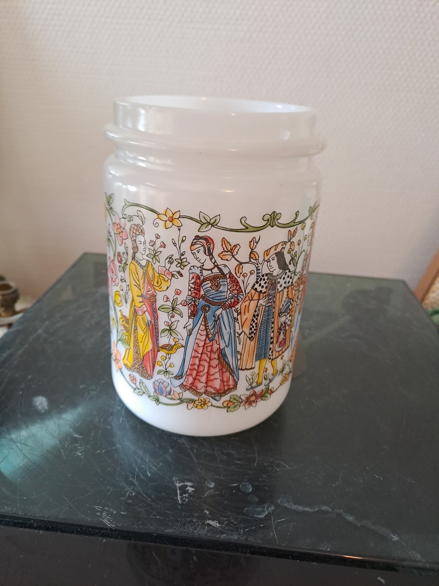 Pot Arcopal Représentant Une Scene Médiéval De Fête.