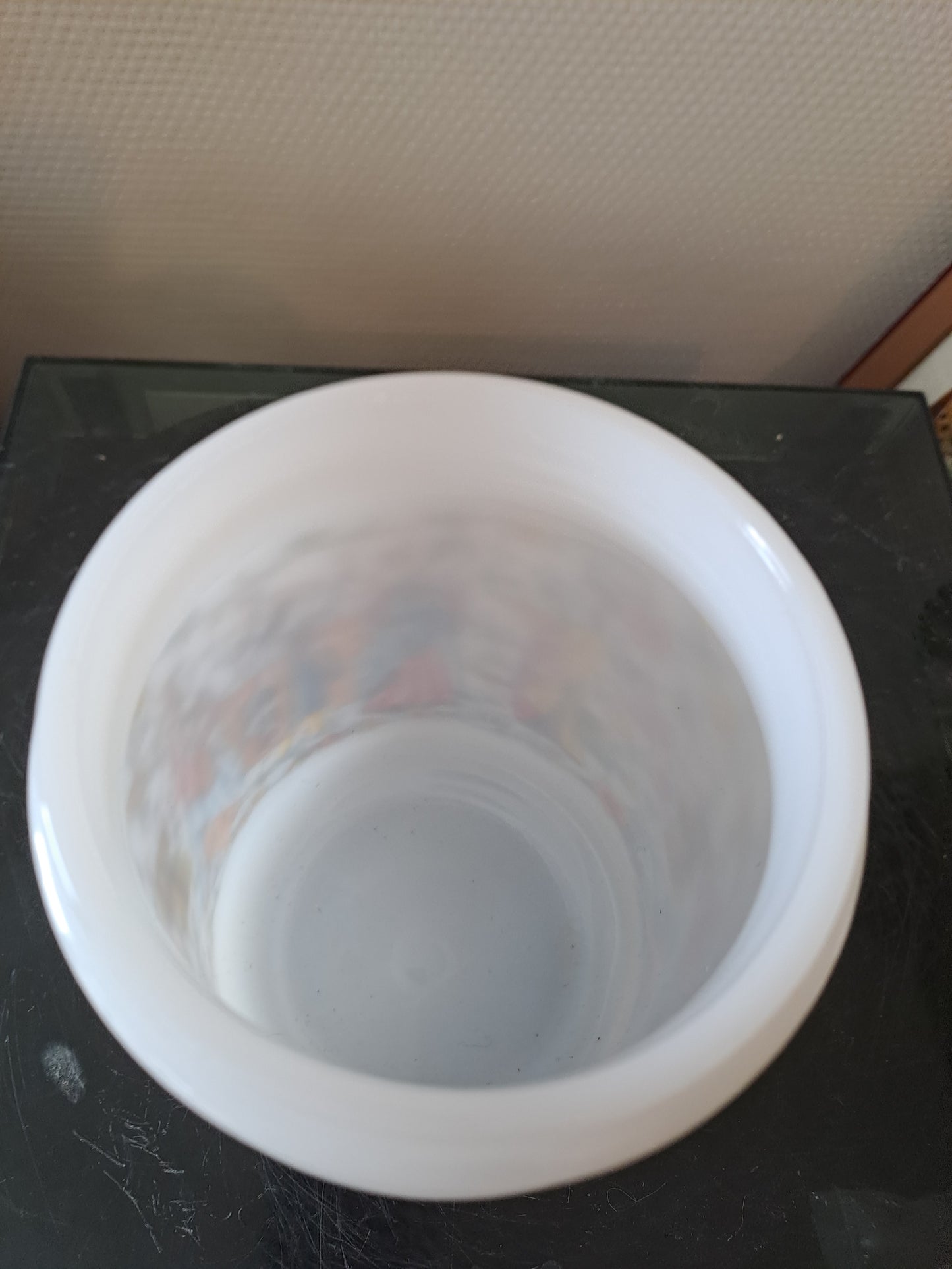 Pot Arcopal Représentant Une Scene Médiéval De Fête.