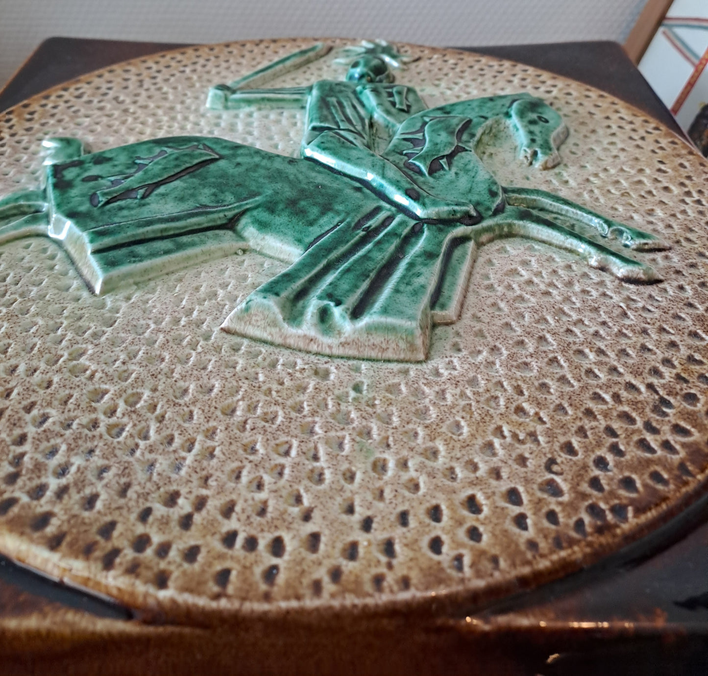 Plaque En Faïence Émaillée Polychrome À Décor de Chevalier. 33X33 Cm.