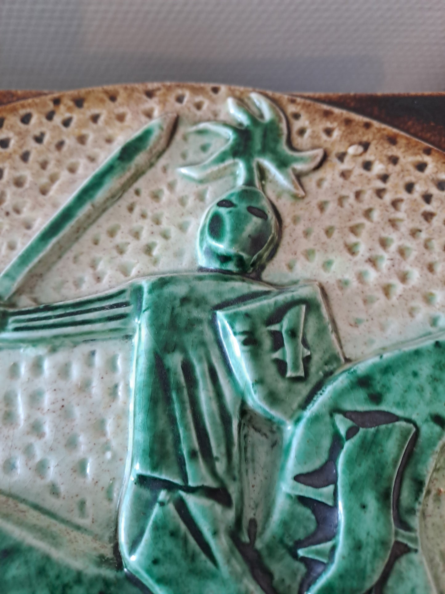 Plaque En Faïence Émaillée Polychrome À Décor de Chevalier. 33X33 Cm.