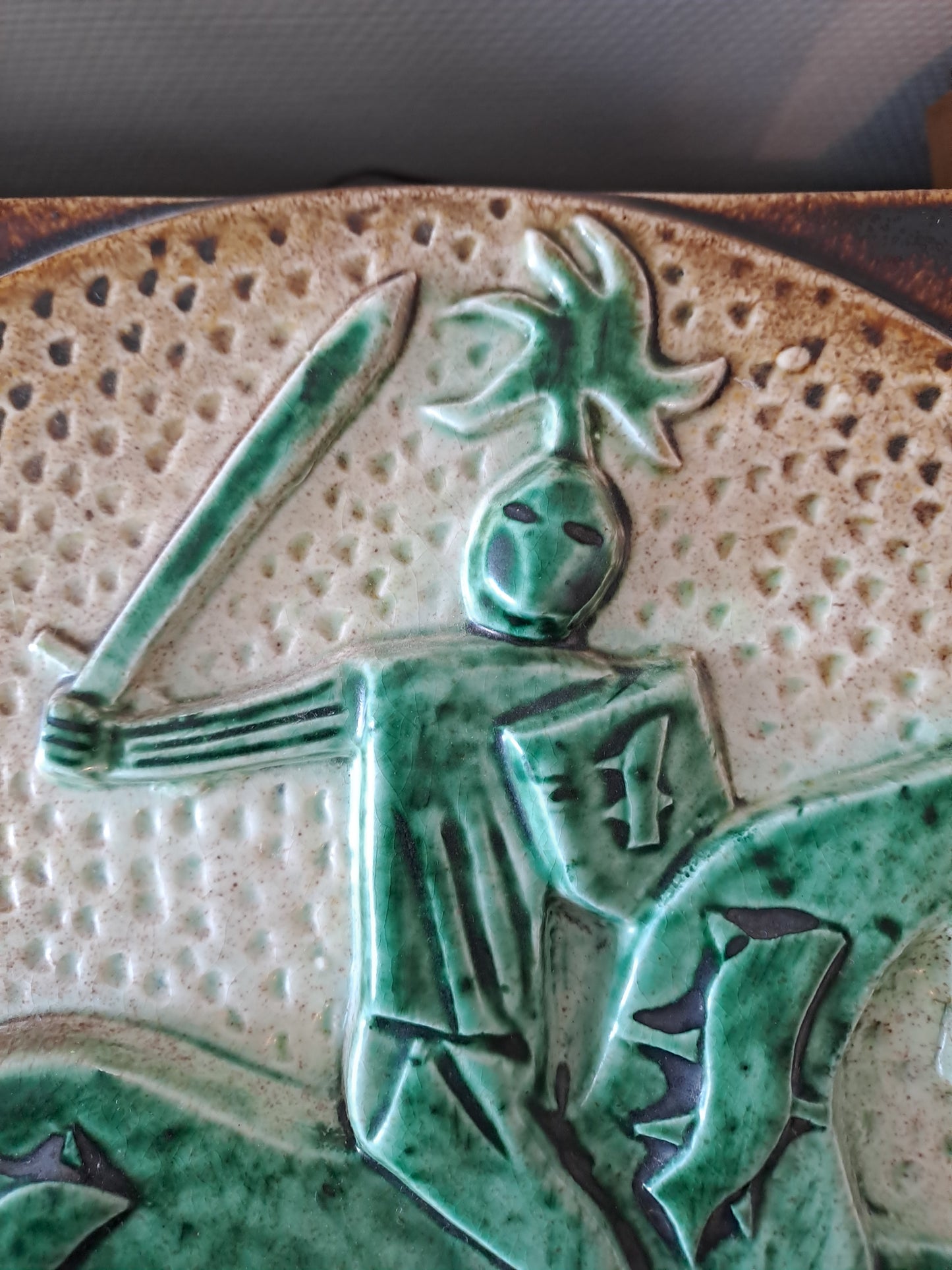 Plaque En Faïence Émaillée Polychrome À Décor de Chevalier. 33X33 Cm.