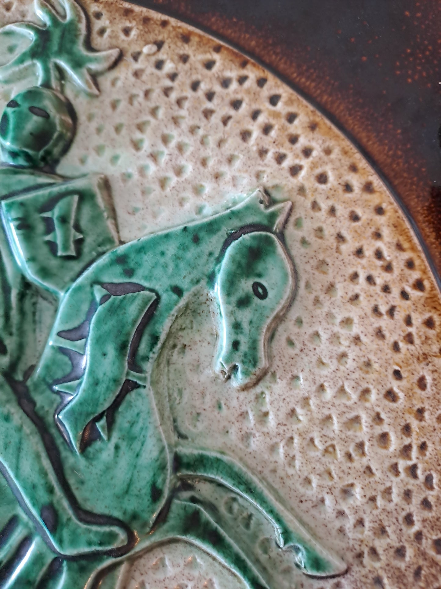 Plaque En Faïence Émaillée Polychrome À Décor de Chevalier. 33X33 Cm.